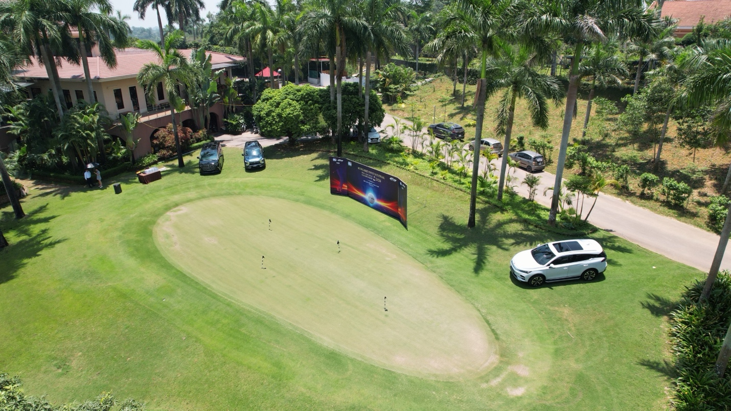 Dàn xe sang, xe điện quy tụ tại giải golf doanh nhân- Ảnh 1.