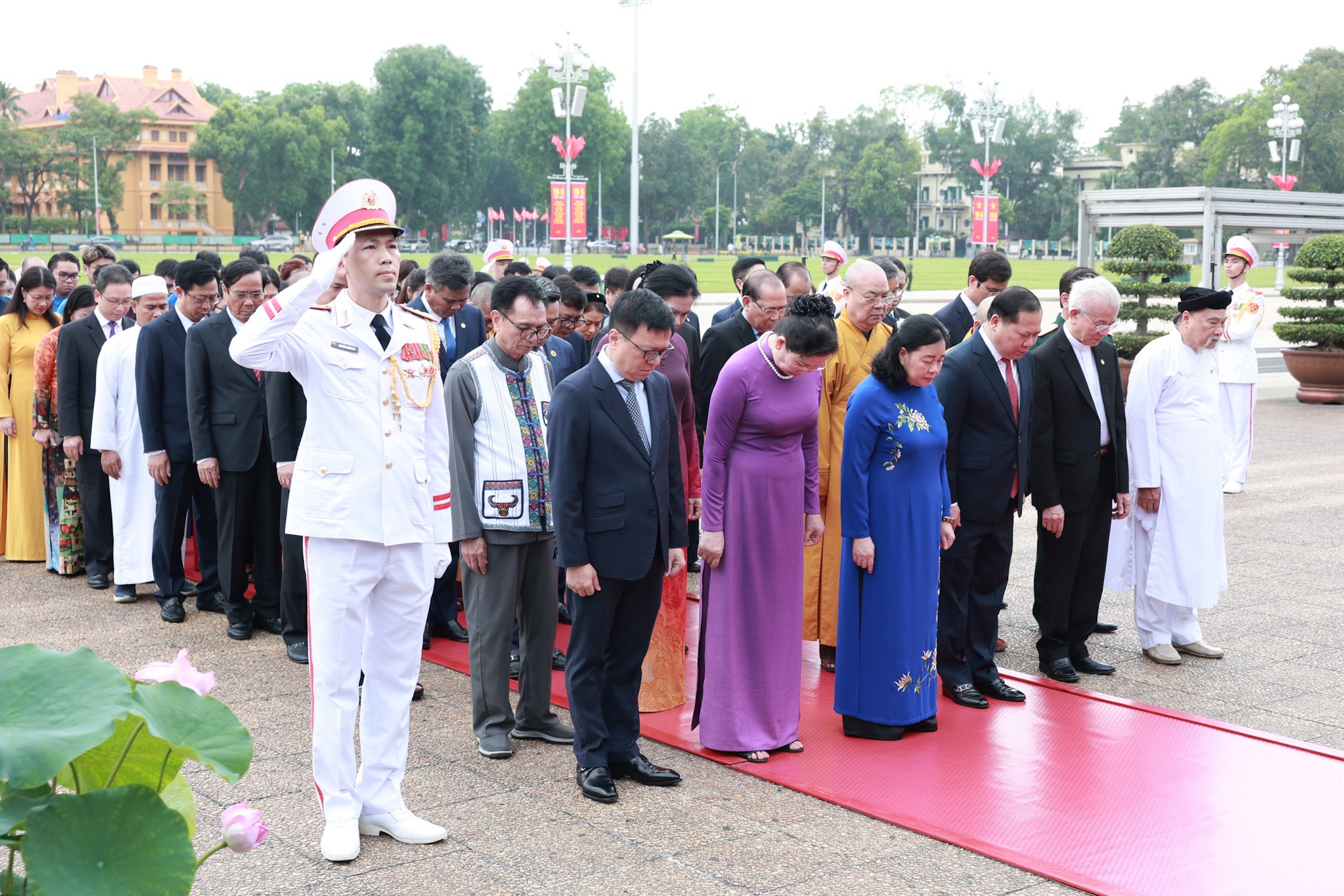 L&atilde;nh đạo Đảng, Nh&agrave; nước v&agrave;o Lăng viếng Chủ tịch Hồ Ch&iacute; Minh- Ảnh 6.