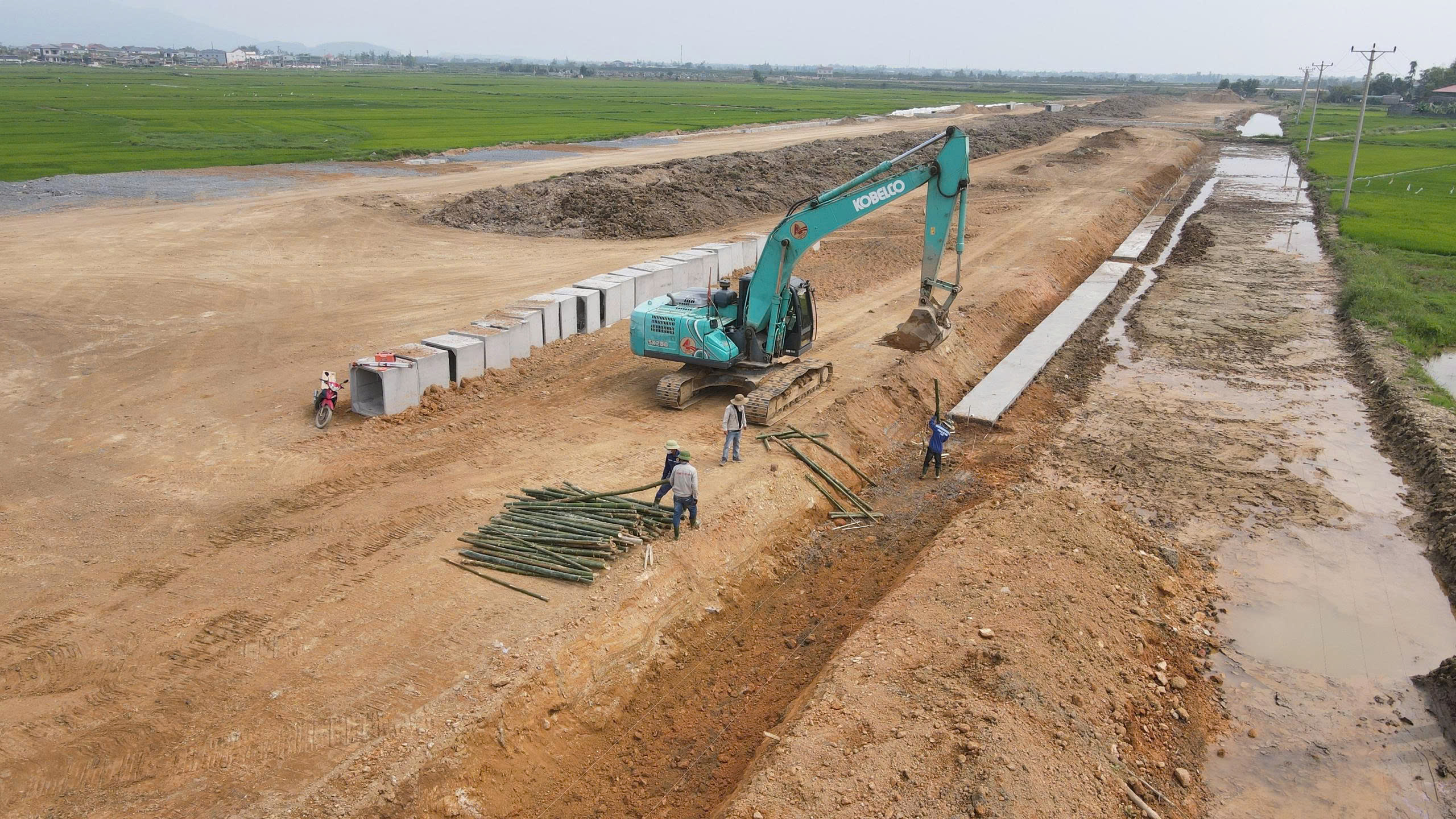 Nhà thầu áp lực khi giá vật liệu vẫn "neo" cao- Ảnh 4. Nhà thầu áp lực khi giá vật liệu vẫn "neo" cao- Ảnh 4.