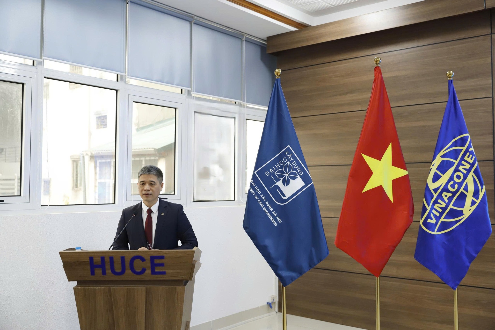 PGS.TS Ho&agrave;ng T&ugrave;ng t&aacute;i bổ nhiệm l&agrave;m Hiệu trưởng Trường Đại học X&acirc;y dựng H&agrave; Nội- Ảnh 1.