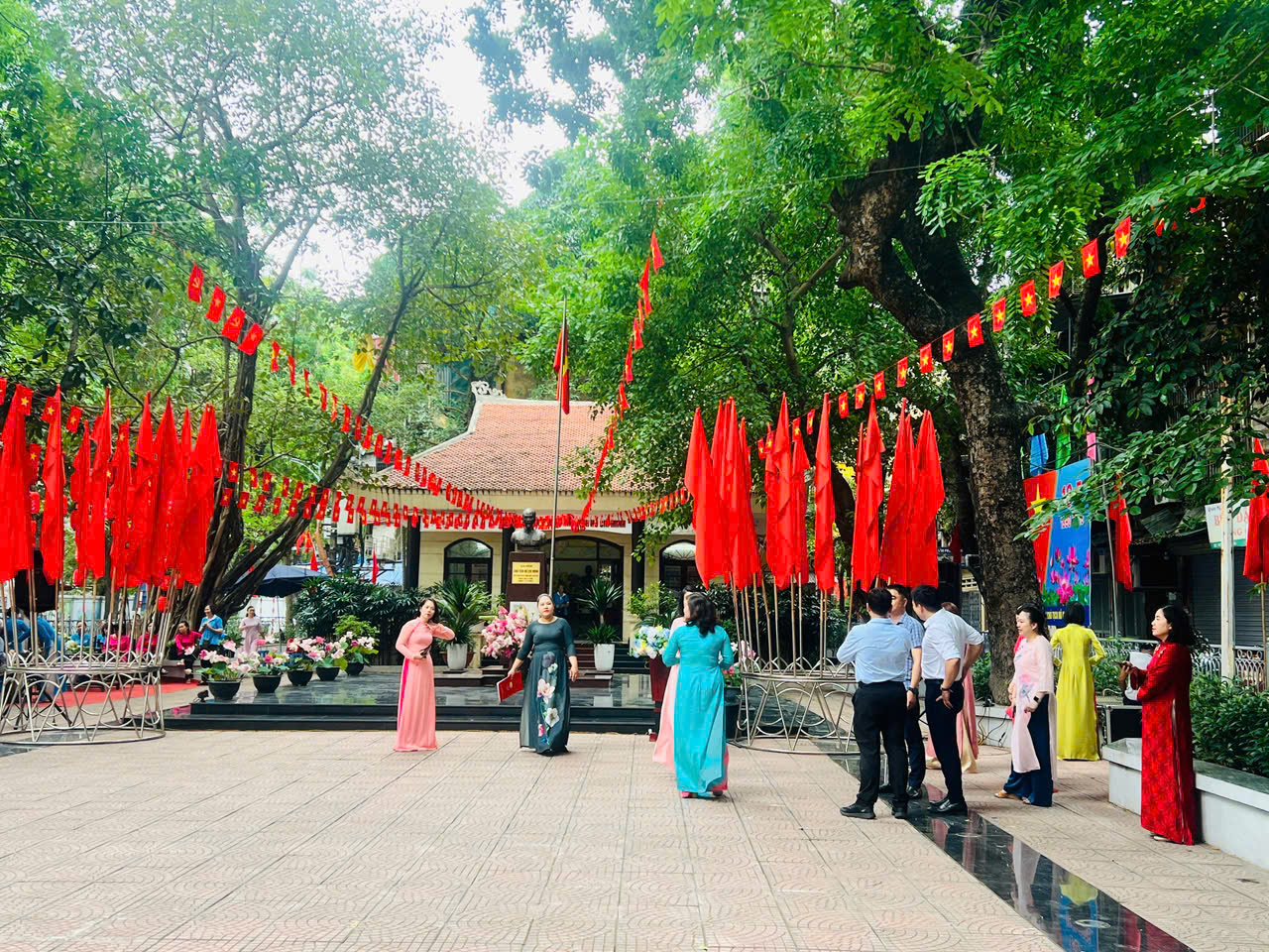 Phố phường H&agrave; Nội rực rỡ cờ hoa mừng sinh nhật B&aacute;c- Ảnh 1.