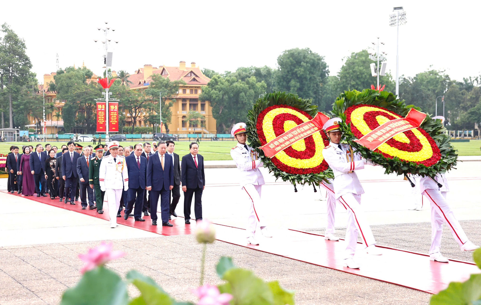 L&atilde;nh đạo Đảng, Nh&agrave; nước v&agrave;o Lăng viếng Chủ tịch Hồ Ch&iacute; Minh- Ảnh 1.