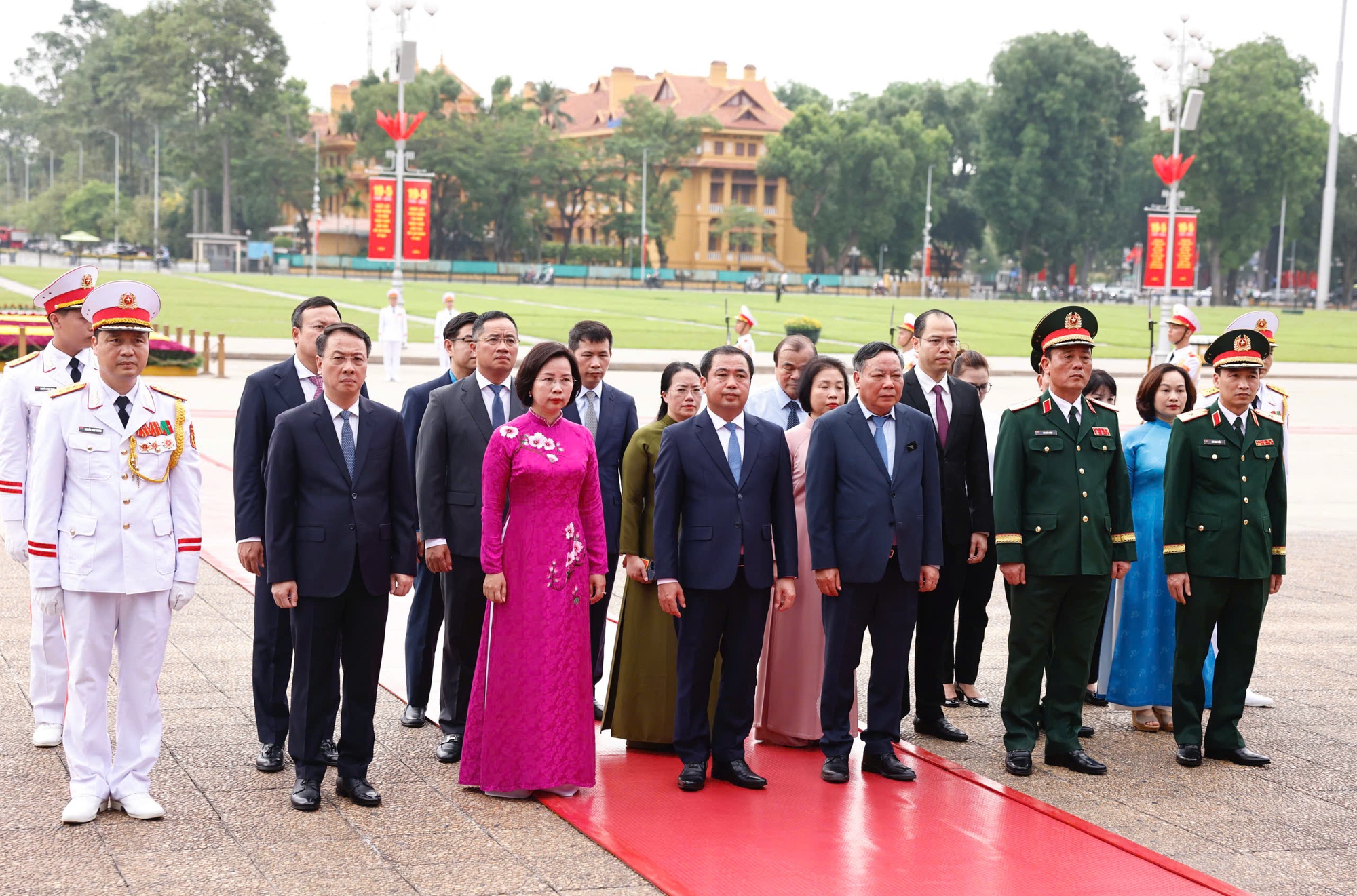 L&atilde;nh đạo Đảng, Nh&agrave; nước v&agrave;o Lăng viếng Chủ tịch Hồ Ch&iacute; Minh- Ảnh 7.