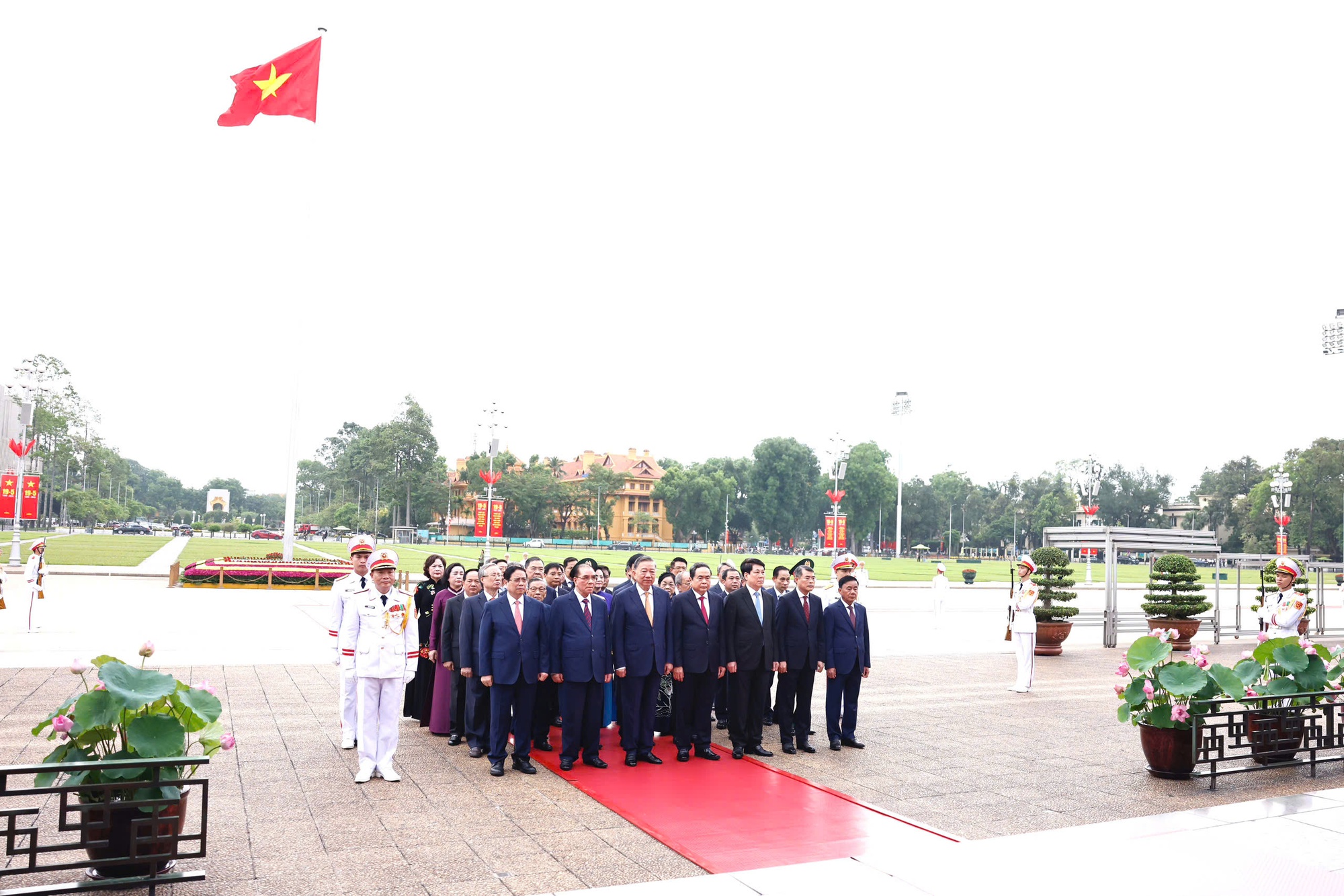 L&atilde;nh đạo Đảng, Nh&agrave; nước v&agrave;o Lăng viếng Chủ tịch Hồ Ch&iacute; Minh- Ảnh 2.