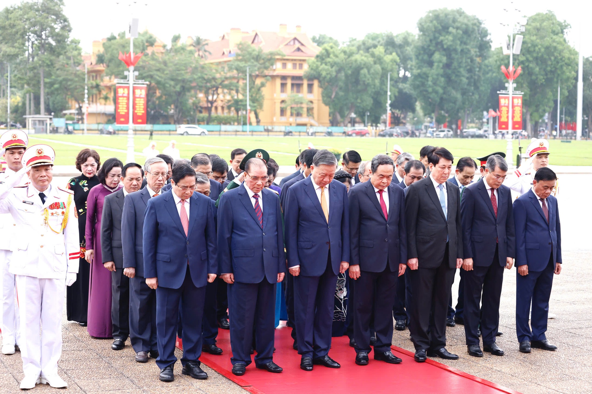 L&atilde;nh đạo Đảng, Nh&agrave; nước v&agrave;o Lăng viếng Chủ tịch Hồ Ch&iacute; Minh- Ảnh 3.