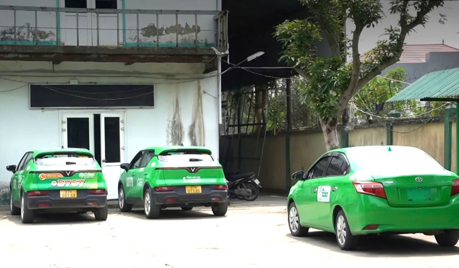 Nghệ An: Cấp đổi phù hiệu kinh doanh vận tải trực tuyến tạo thuận lợi cho doanh nghiệp- Ảnh 2. Nghệ An: Cấp đổi phù hiệu kinh doanh vận tải trực tuyến tạo thuận lợi cho doanh nghiệp- Ảnh 2.