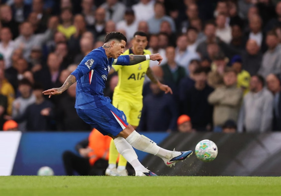 Enzo lập siêu phẩm, Chelsea hạ gục Tottenham ở derby London- Ảnh 1. Enzo lập siêu phẩm, Chelsea hạ gục Tottenham ở derby London- Ảnh 1.