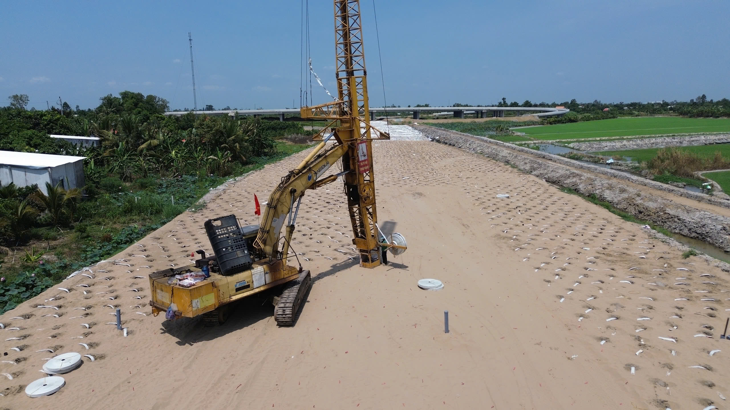 T&igrave;m kiếm nguồn vật liệu, đẩy tiến độ thi c&ocirc;ng cao tốc Mỹ An - Cao L&atilde;nh- Ảnh 1.