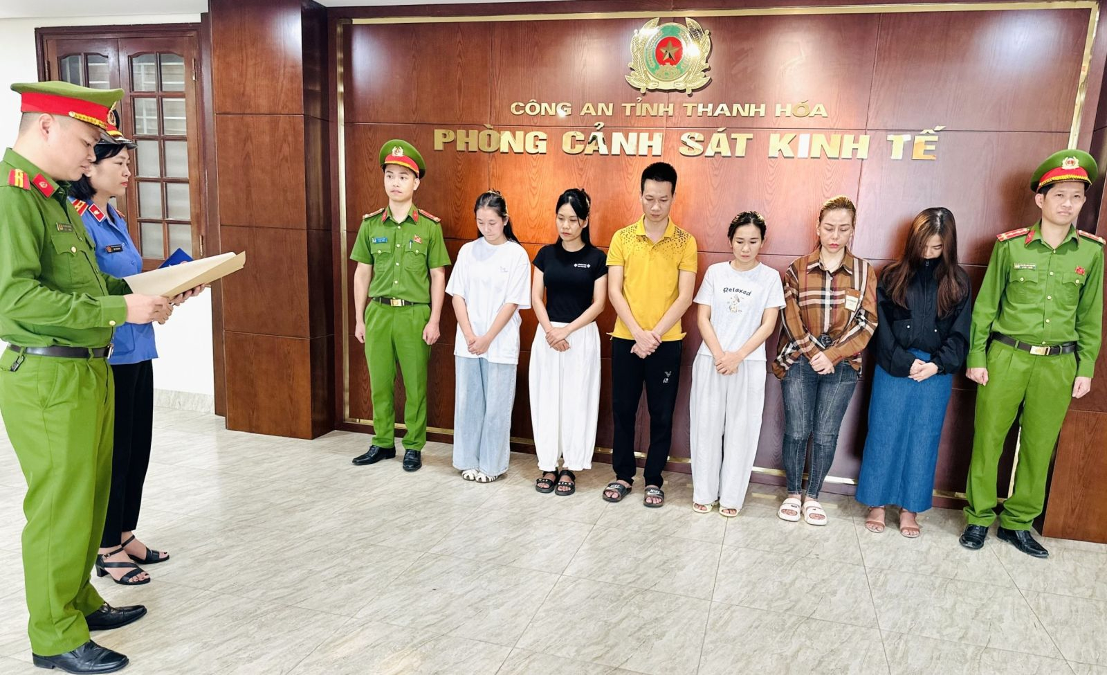 Thanh Hóa: Triệt phá đường dây buôn bán nước hoa giả quy mô lớn, hoạt động liên tỉnh- Ảnh 2. Thanh Hóa: Triệt phá đường dây buôn bán nước hoa giả quy mô lớn, hoạt động liên tỉnh- Ảnh 2.
