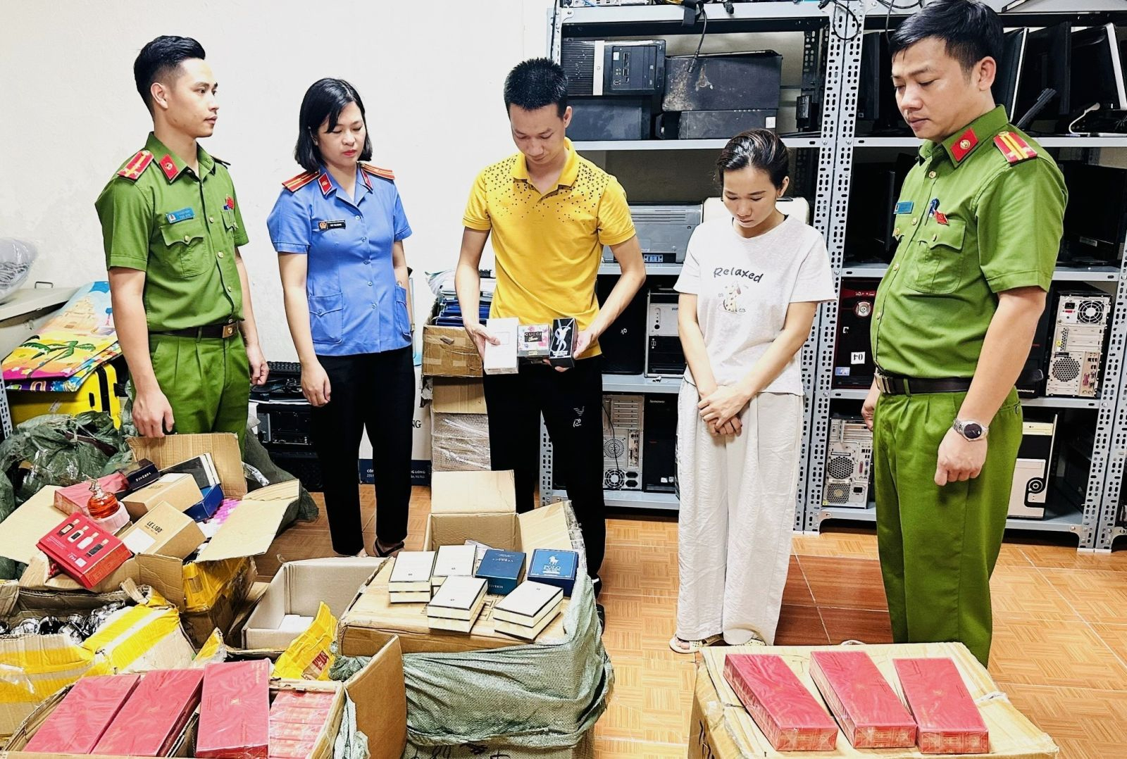 Thanh Hóa: Triệt phá đường dây buôn bán nước hoa giả quy mô lớn, hoạt động liên tỉnh- Ảnh 1. Thanh Hóa: Triệt phá đường dây buôn bán nước hoa giả quy mô lớn, hoạt động liên tỉnh- Ảnh 1.
