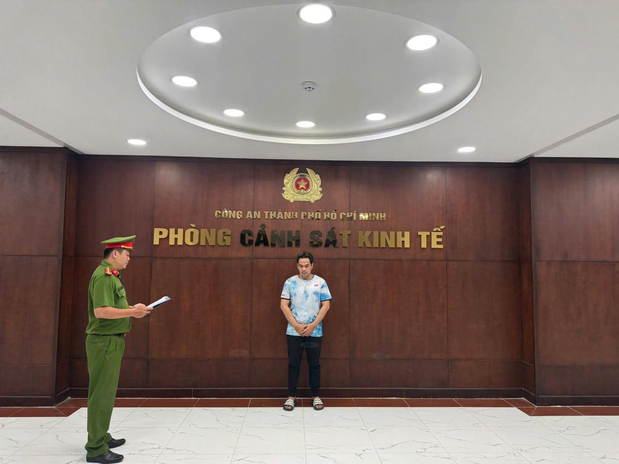TP.HCM: B&aacute;n gi&agrave;y Adidas, Nike... giả, chủ K.W Sneaker bị khởi tố- Ảnh 1.
