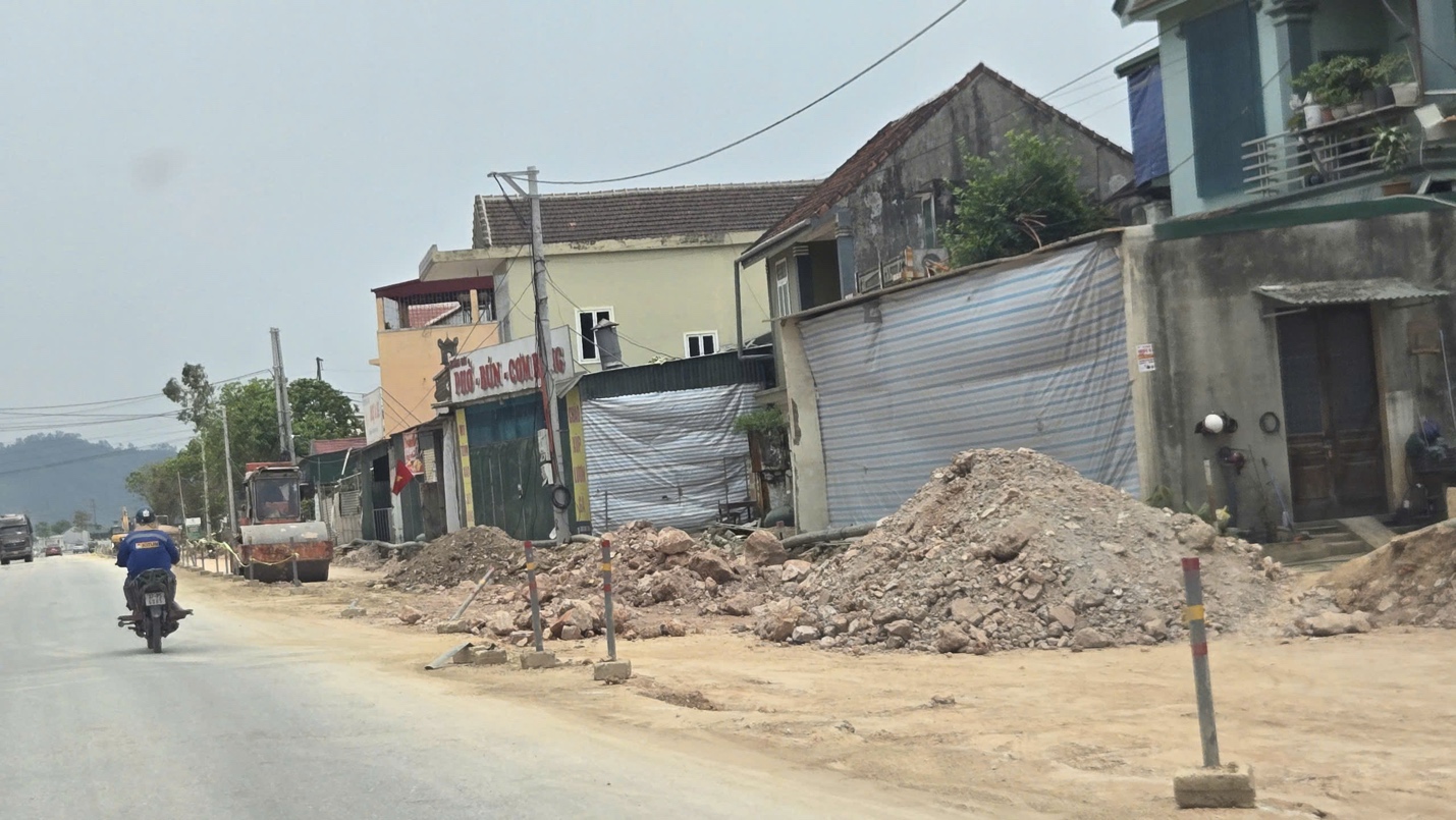 Nghệ An: Tăng cường kiểm soát hoạt động vận tải, tập kết vật liệu trên các tuyến đường- Ảnh 1. Nghệ An: Tăng cường kiểm soát hoạt động vận tải, tập kết vật liệu trên các tuyến đường- Ảnh 1.