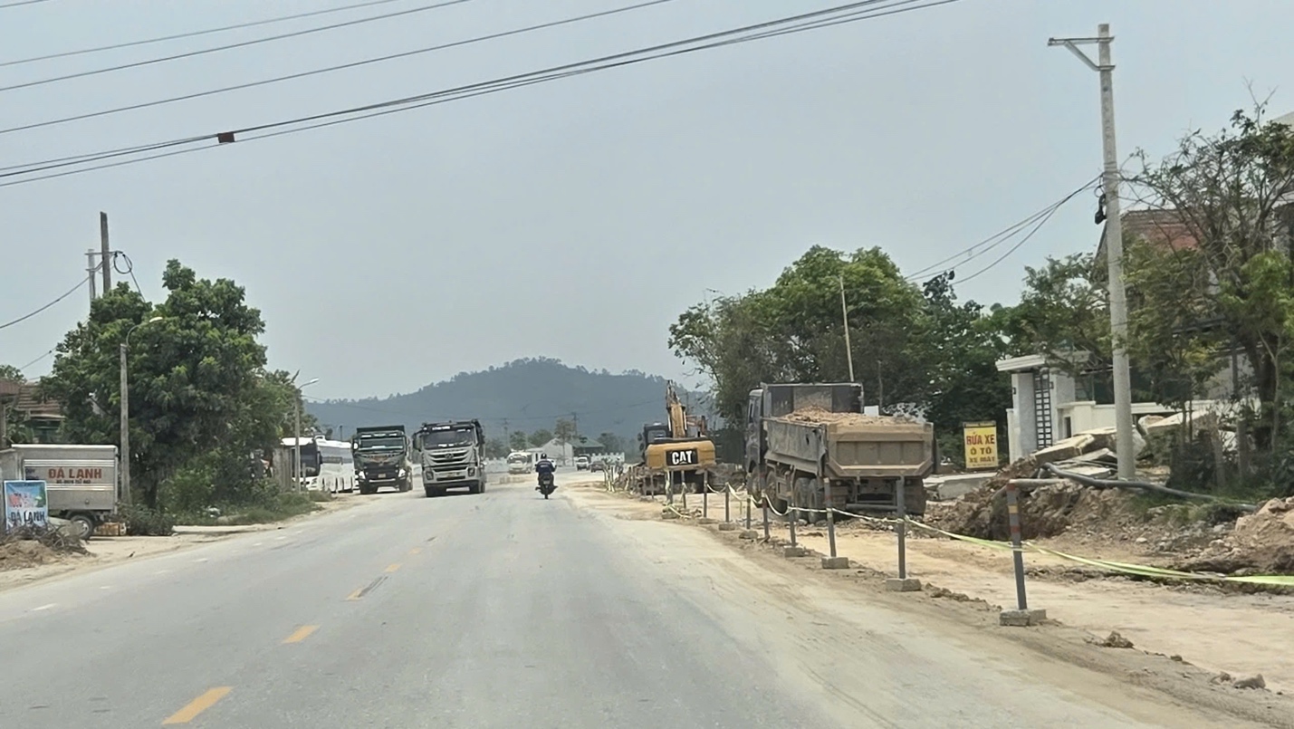 Nghệ An: Tăng cường kiểm soát hoạt động vận tải, tập kết vật liệu trên các tuyến đường- Ảnh 2. Nghệ An: Tăng cường kiểm soát hoạt động vận tải, tập kết vật liệu trên các tuyến đường- Ảnh 2.