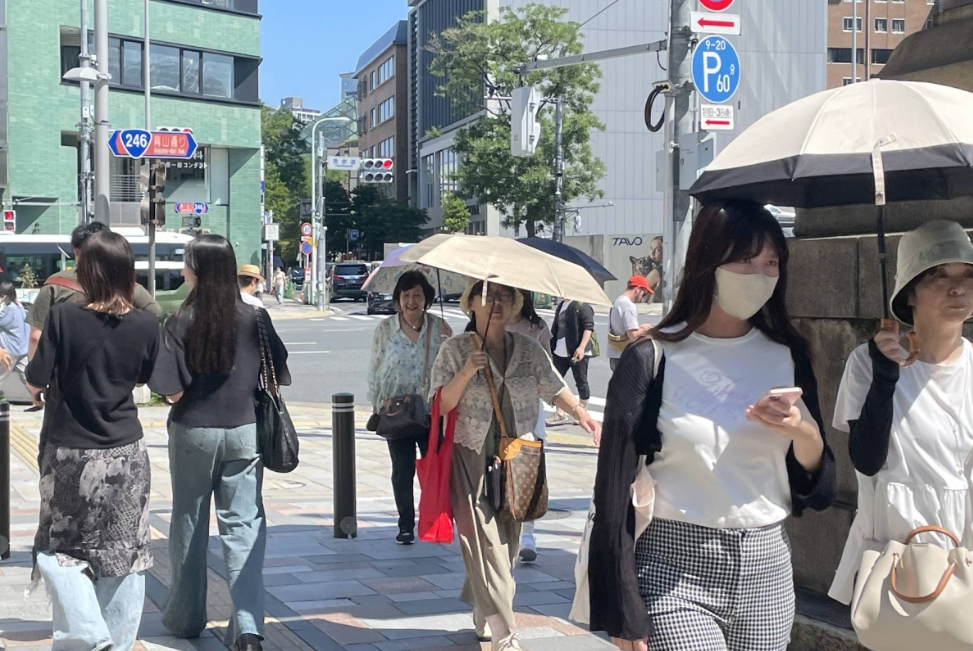 Japanese construction firms deploy technology to counter rising summer heat risks at work- Ảnh 1.