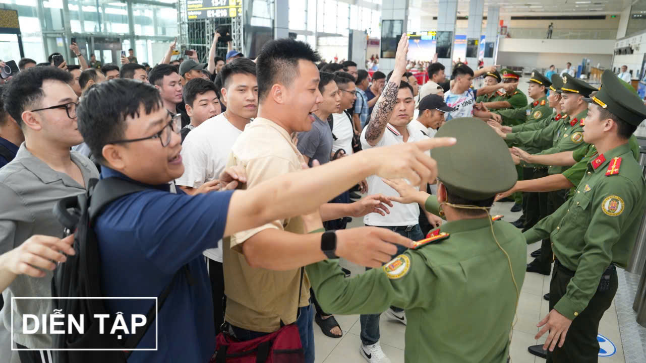 Hơn 300 người diễn tập xử lý tình huống can thiệp bất hợp pháp tại sân bay Nội Bài- Ảnh 3. Hơn 300 người diễn tập xử lý tình huống can thiệp bất hợp pháp tại sân bay Nội Bài- Ảnh 3.