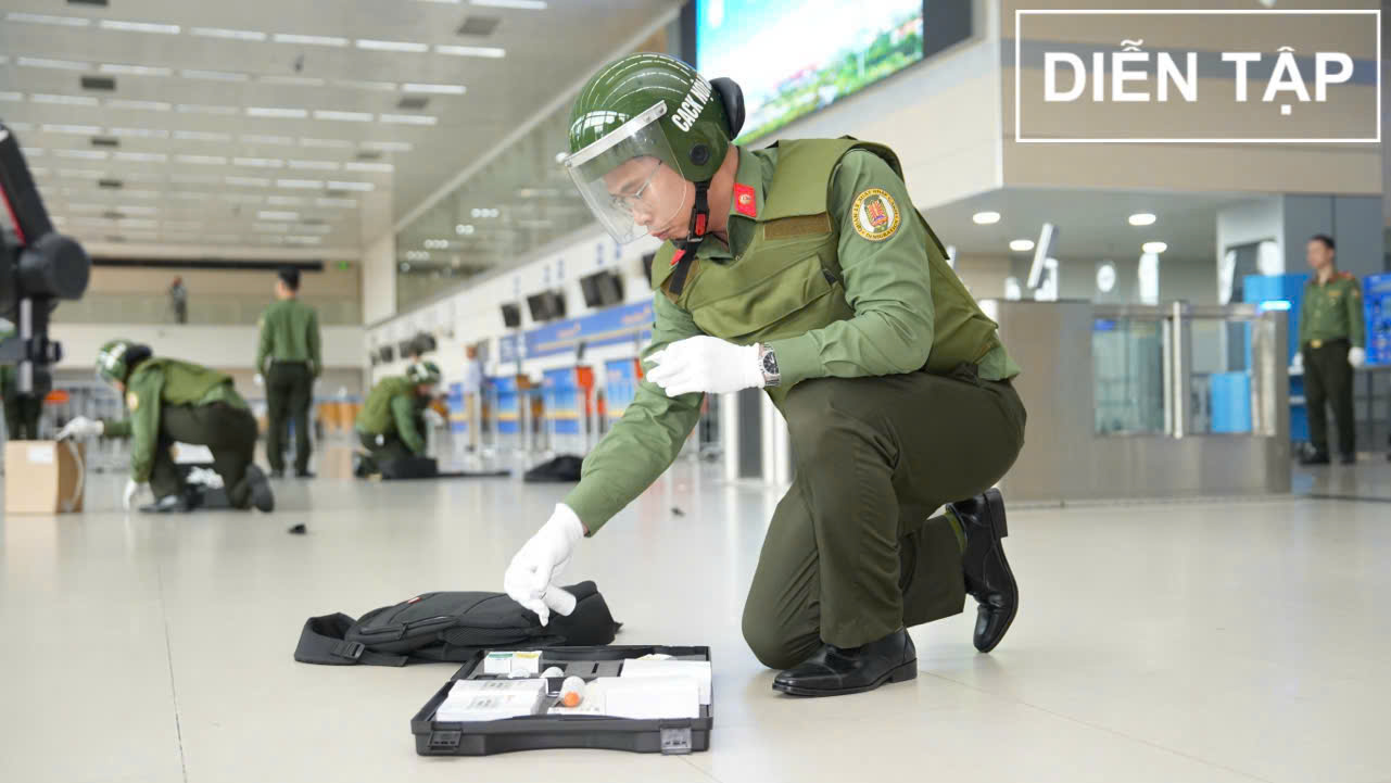 Hơn 300 người diễn tập xử lý tình huống can thiệp bất hợp pháp tại sân bay Nội Bài- Ảnh 10. Hơn 300 người diễn tập xử lý tình huống can thiệp bất hợp pháp tại sân bay Nội Bài- Ảnh 10.