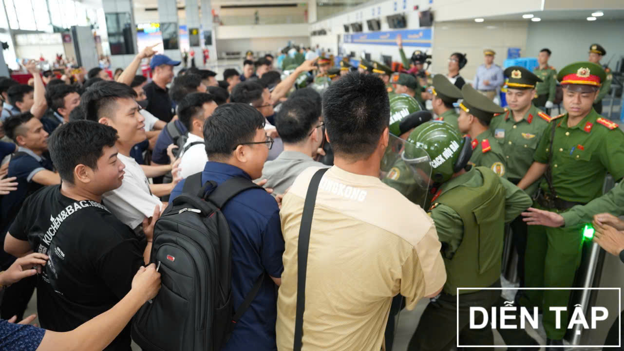 Hơn 300 người diễn tập xử lý tình huống can thiệp bất hợp pháp tại sân bay Nội Bài- Ảnh 6. Hơn 300 người diễn tập xử lý tình huống can thiệp bất hợp pháp tại sân bay Nội Bài- Ảnh 6.