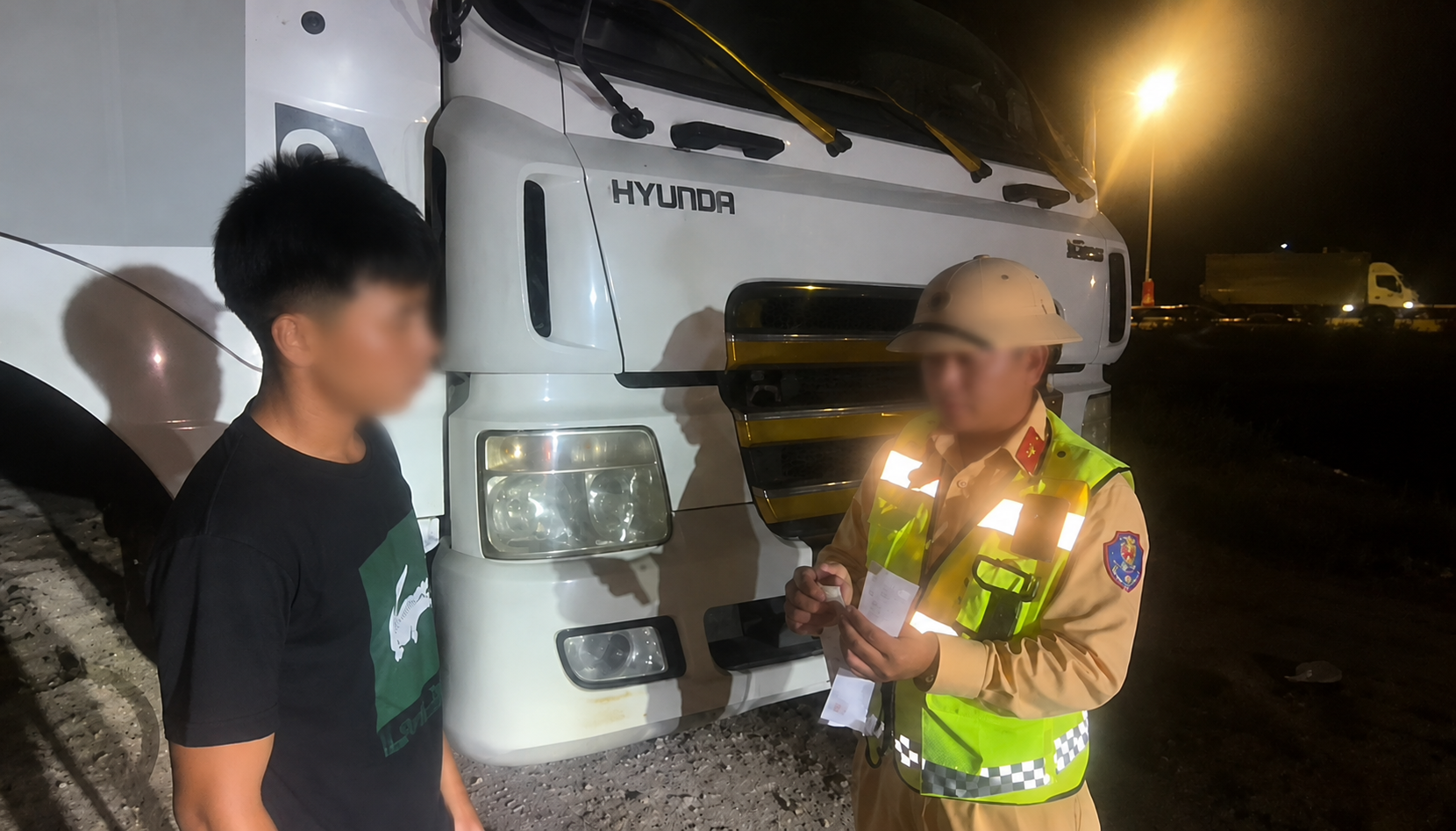 Vi phạm nhiều lỗi tr&ecirc;n cao tốc, t&agrave;i xế v&agrave; chủ xe tải bị phạt gần 90 triệu đồng- Ảnh 1.