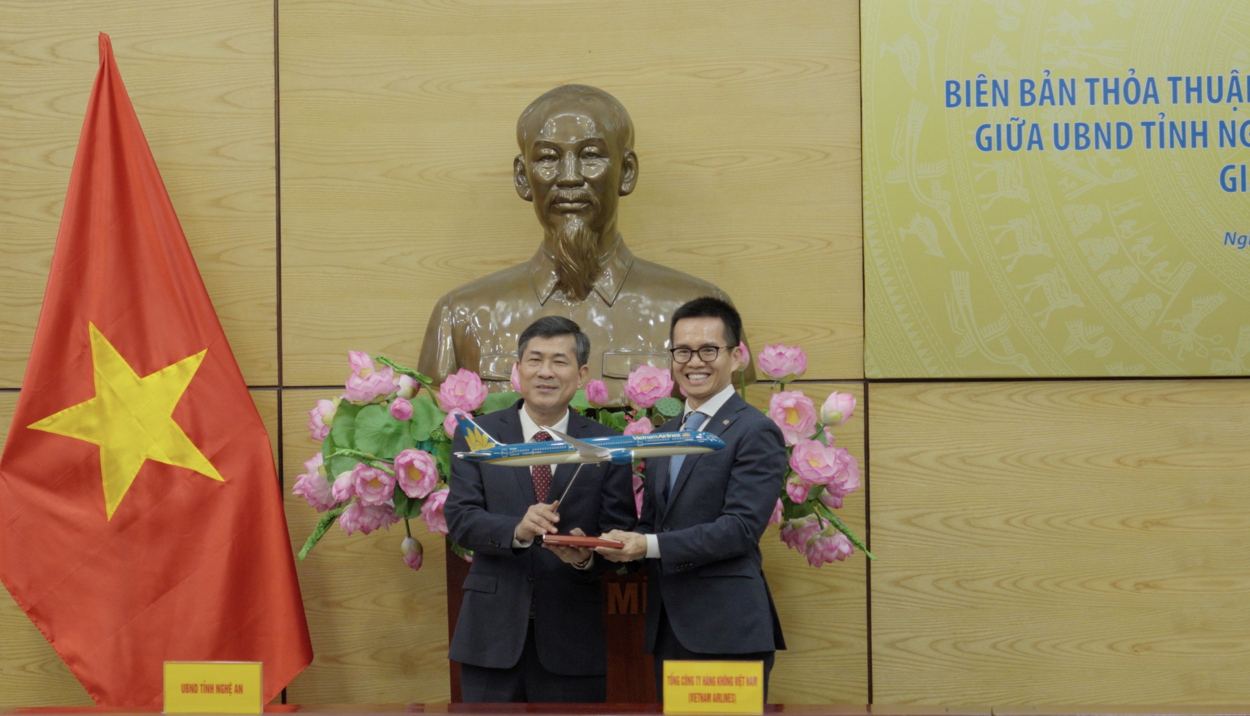 Vietnam Airlines đồng h&agrave;nh c&ugrave;ng Nghệ An quảng b&aacute; du lịch, thu h&uacute;t đầu tư- Ảnh 2.