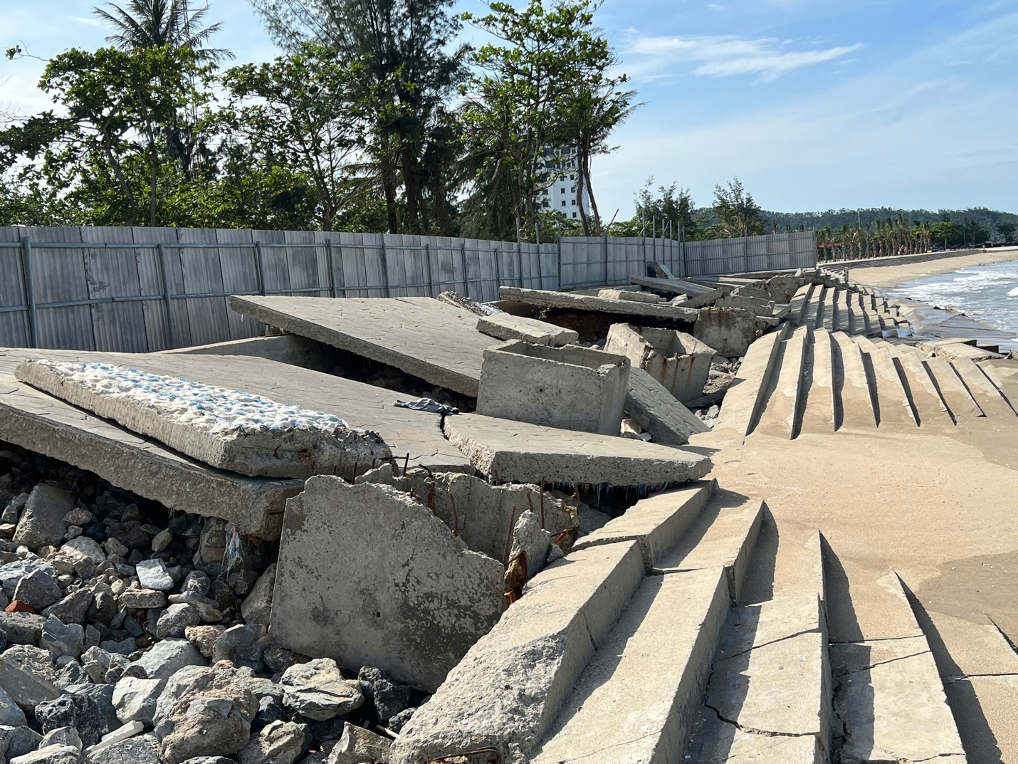 Nghệ An khẩn trương sửa chữa các công trình đê, kè biển xuống cấp- Ảnh 1. Nghệ An khẩn trương sửa chữa các công trình đê, kè biển xuống cấp- Ảnh 1.