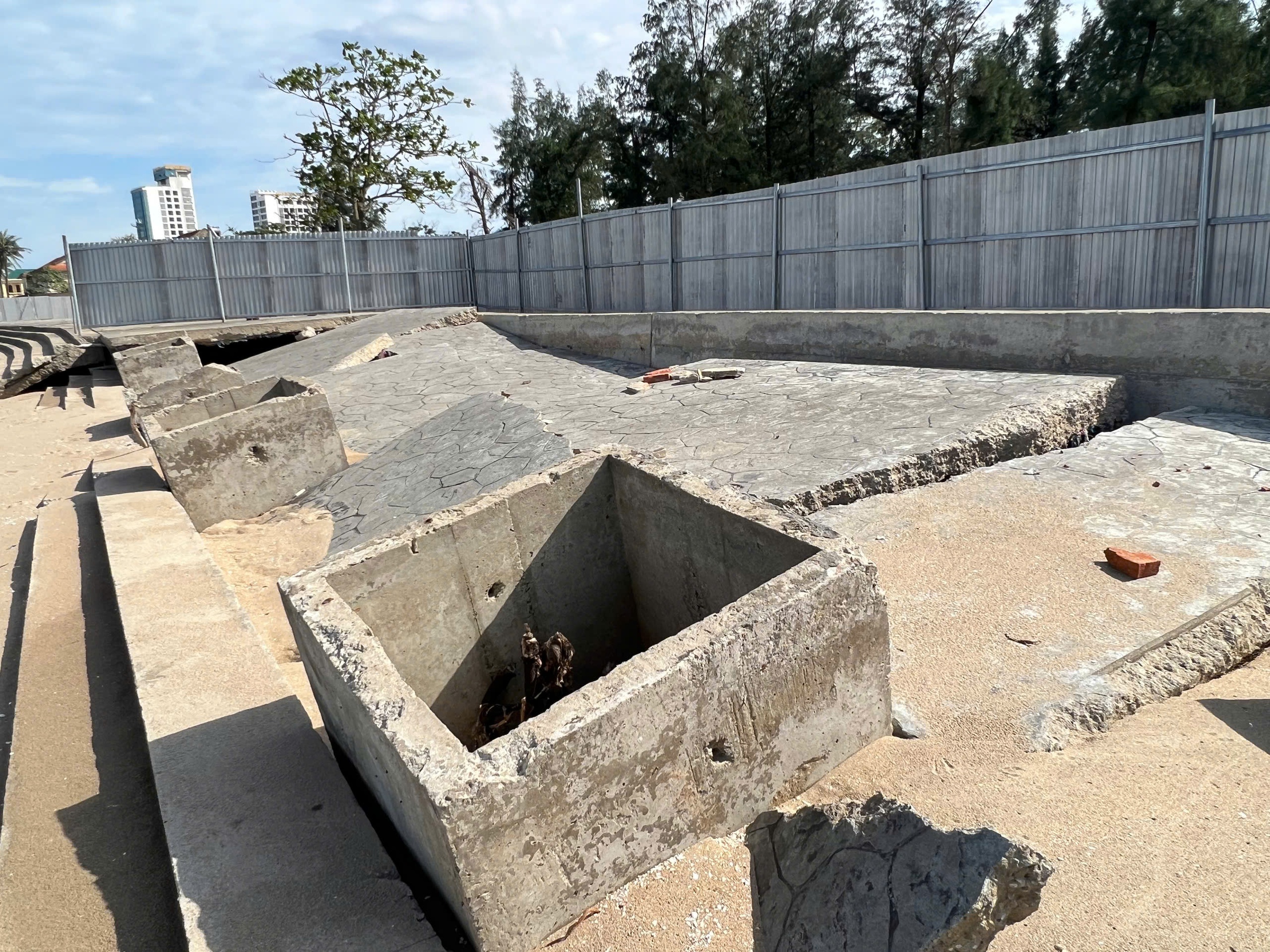 Nghệ An khẩn trương sửa chữa các công trình đê, kè biển xuống cấp- Ảnh 8. Nghệ An khẩn trương sửa chữa các công trình đê, kè biển xuống cấp- Ảnh 8.