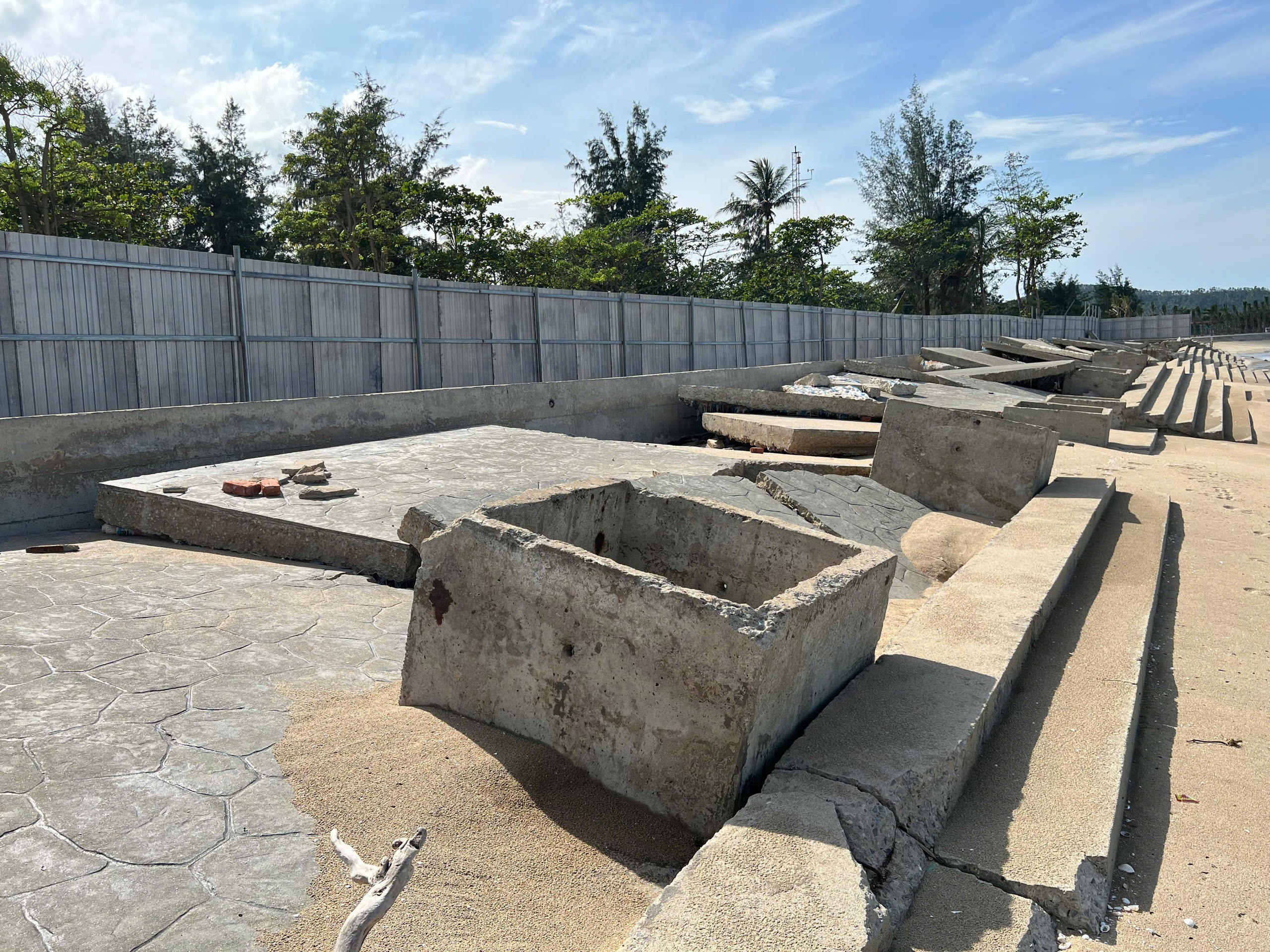 Nghệ An khẩn trương sửa chữa các công trình đê, kè biển xuống cấp- Ảnh 3. Nghệ An khẩn trương sửa chữa các công trình đê, kè biển xuống cấp- Ảnh 3.