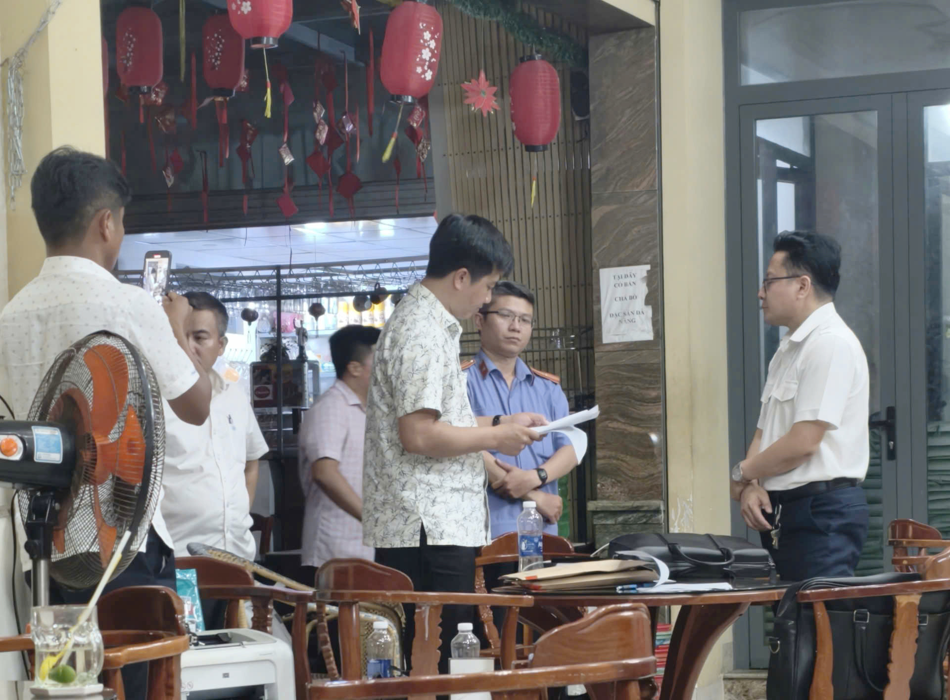 Khởi tố c&aacute;n bộ thuế ở Cần Thơ v&ograve;i vĩnh chung chi v&agrave; nhận tiền của doanh nghiệp- Ảnh 1.