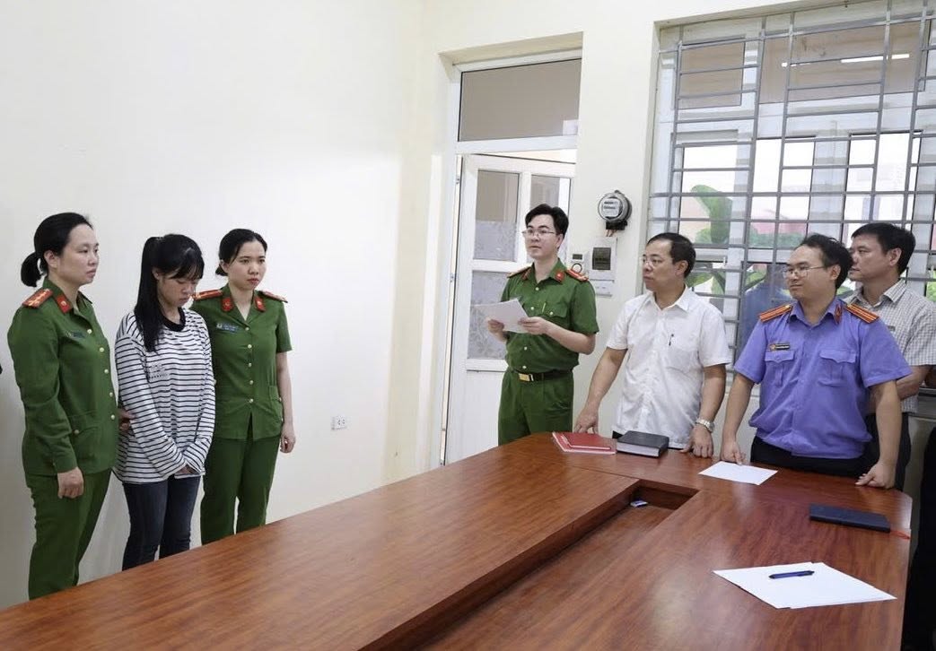 Ph&uacute; Thọ: Khởi tố hai nữ sinh đ&aacute;nh bạn, ph&aacute;t t&aacute;n clip l&ecirc;n mạng x&atilde; hội- Ảnh 2.