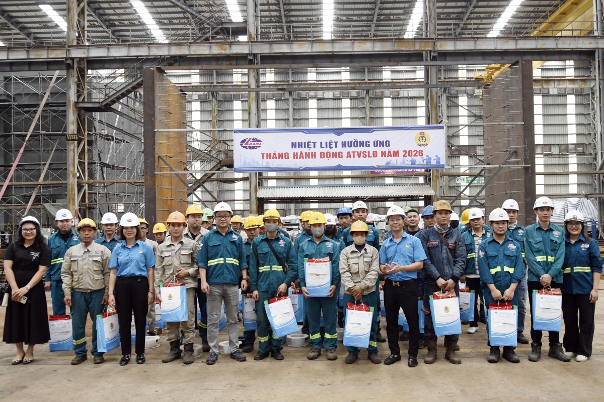 Công đoàn LILAMA tặng quà động viên người lao động nhân dịp Tháng Công nhân 2026- Ảnh 2. Công đoàn LILAMA tặng quà động viên người lao động nhân dịp Tháng Công nhân 2026- Ảnh 2.