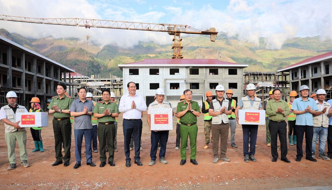 AMACCAO, lực lượng C&ocirc;ng an vượt n&uacute;i hiểm trở gieo chữ nơi &ldquo;một tiếng g&agrave; g&aacute;y ba nước nghe"- Ảnh 6.