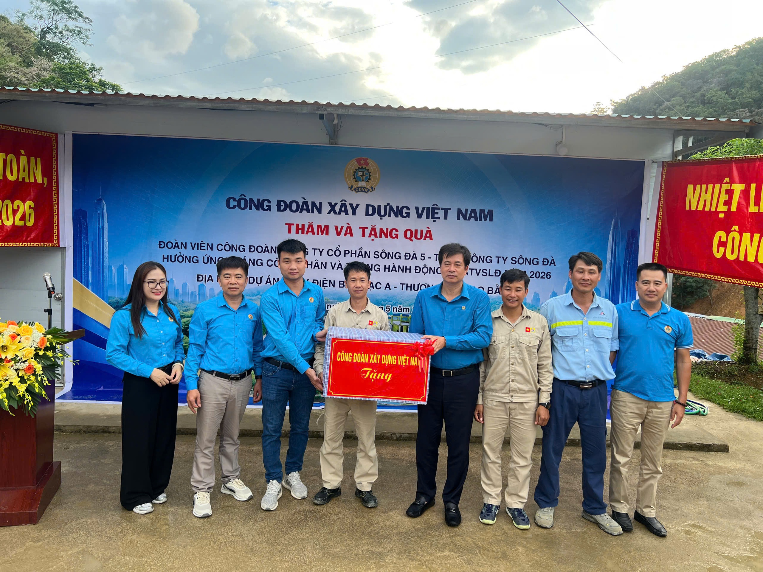 Trao yêu thương, tiếp động lực cho công nhân Thủy điện Bảo Lạc A- Ảnh 1. Trao yêu thương, tiếp động lực cho công nhân Thủy điện Bảo Lạc A- Ảnh 1.
