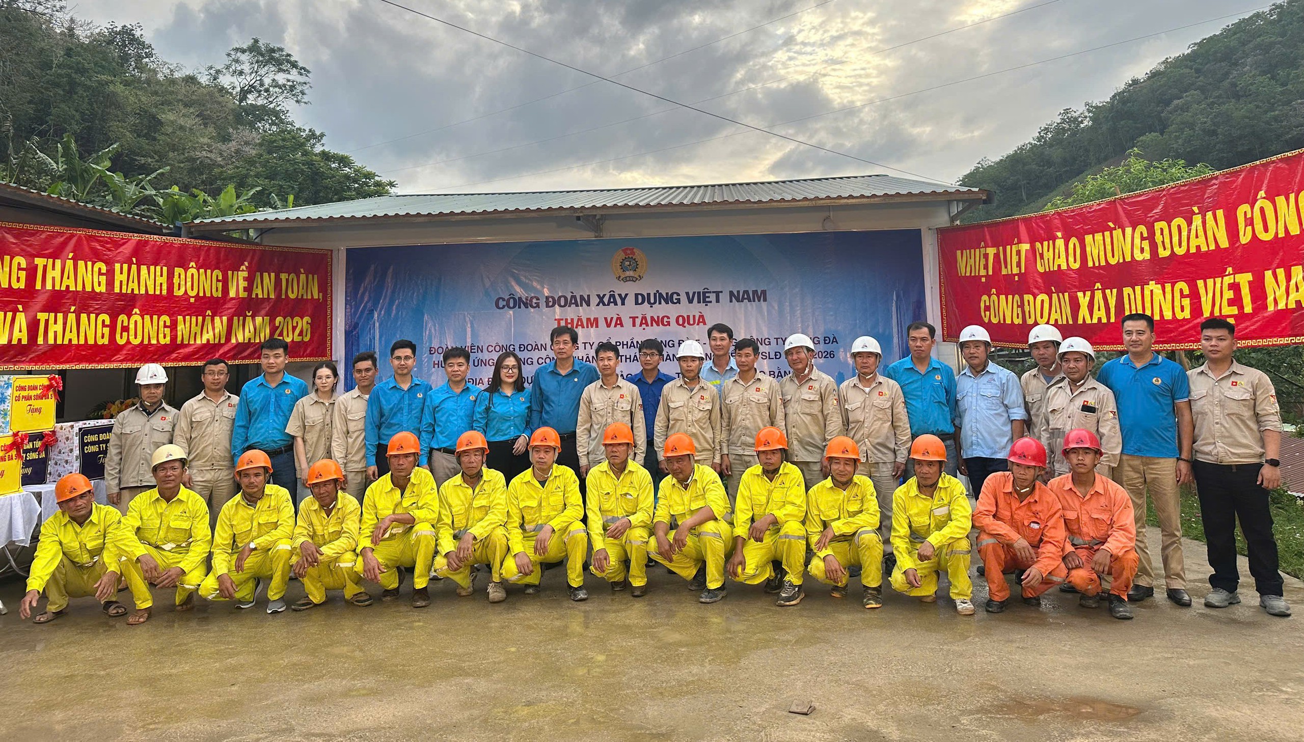 Trao yêu thương, tiếp động lực cho công nhân Thủy điện Bảo Lạc A- Ảnh 2. Trao yêu thương, tiếp động lực cho công nhân Thủy điện Bảo Lạc A- Ảnh 2.