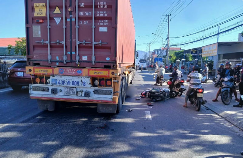 Hiện trường vụ tai nạn khiến nữ gi&aacute;o vi&ecirc;n tử vong thương t&acirc;m.