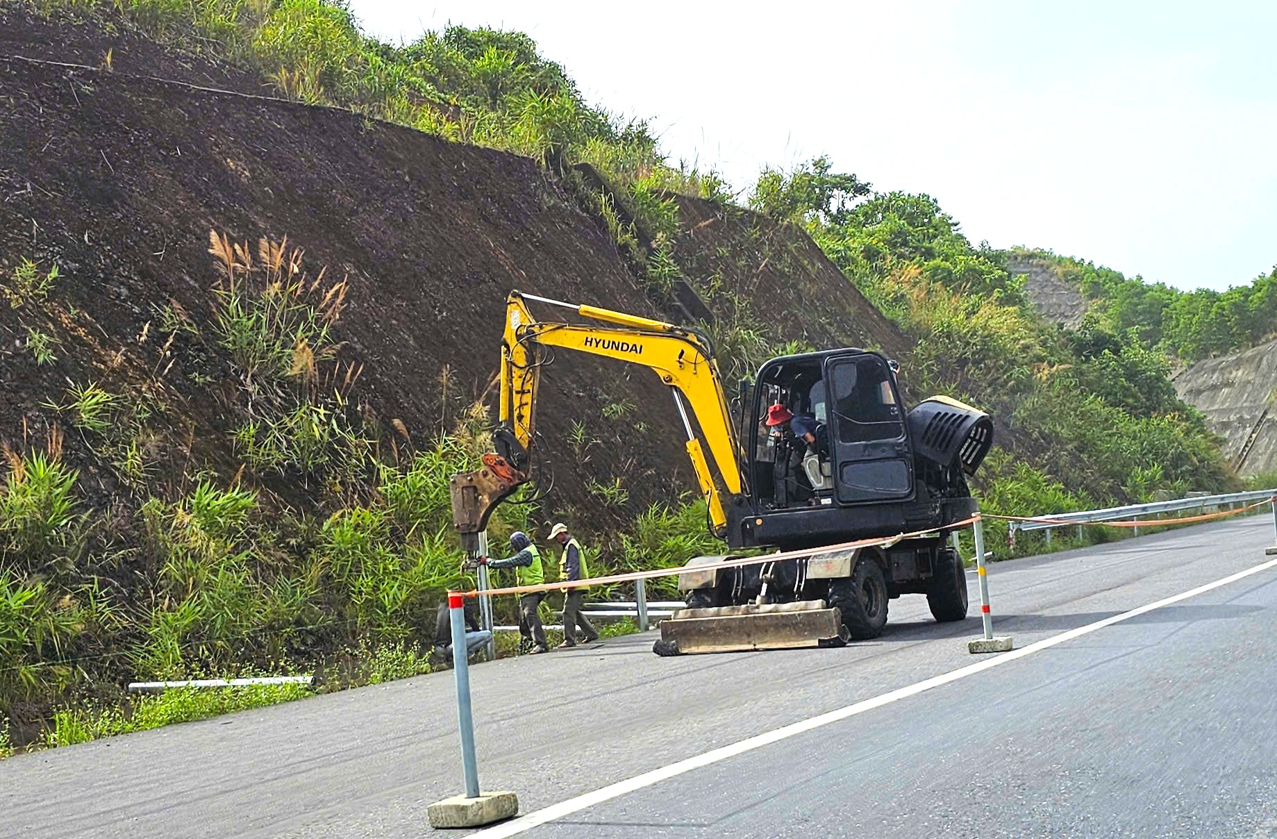 Diện mạo cao tốc La Sơn - Hòa Liên mở rộng lên bốn làn xe- Ảnh 6. Diện mạo cao tốc La Sơn - Hòa Liên mở rộng lên bốn làn xe- Ảnh 6.