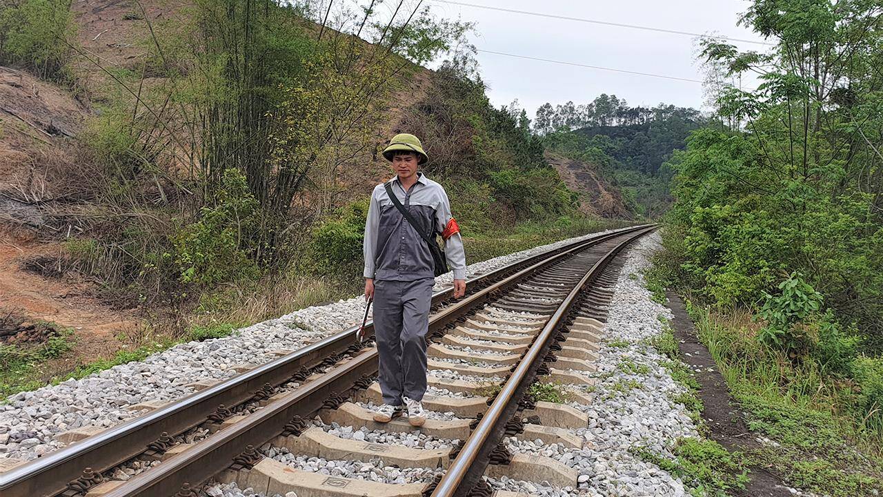 Đề xuất áp dụng rộng rãi xe tuần đường trên mạng lưới đường sắt- Ảnh 3. Cuộc sống “3 không” giữa núi rừng của những người tuần đường