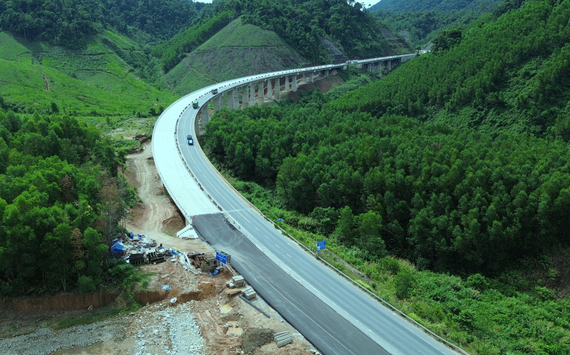 Diện mạo cao tốc La Sơn - Hòa Liên mở rộng lên bốn làn xe- Ảnh 12. Diện mạo cao tốc La Sơn - Hòa Liên mở rộng lên bốn làn xe- Ảnh 12.