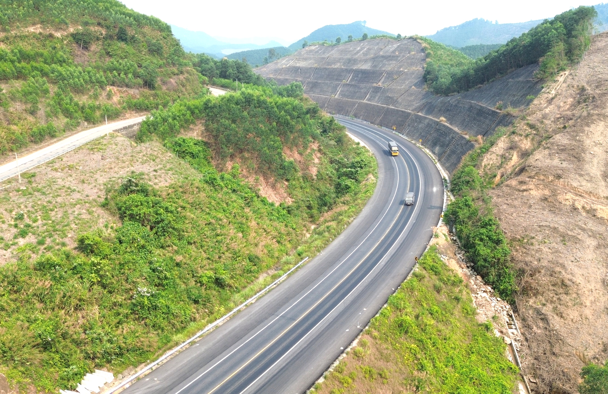 Diện mạo cao tốc La Sơn - Hòa Liên mở rộng lên bốn làn xe- Ảnh 5. Diện mạo cao tốc La Sơn - Hòa Liên mở rộng lên bốn làn xe- Ảnh 5.