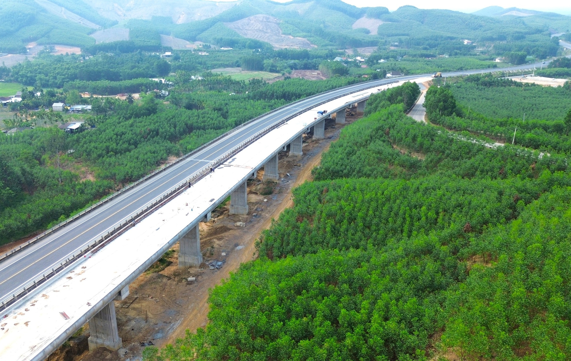 Diện mạo cao tốc La Sơn - Hòa Liên mở rộng lên bốn làn xe- Ảnh 9. Diện mạo cao tốc La Sơn - Hòa Liên mở rộng lên bốn làn xe- Ảnh 9.