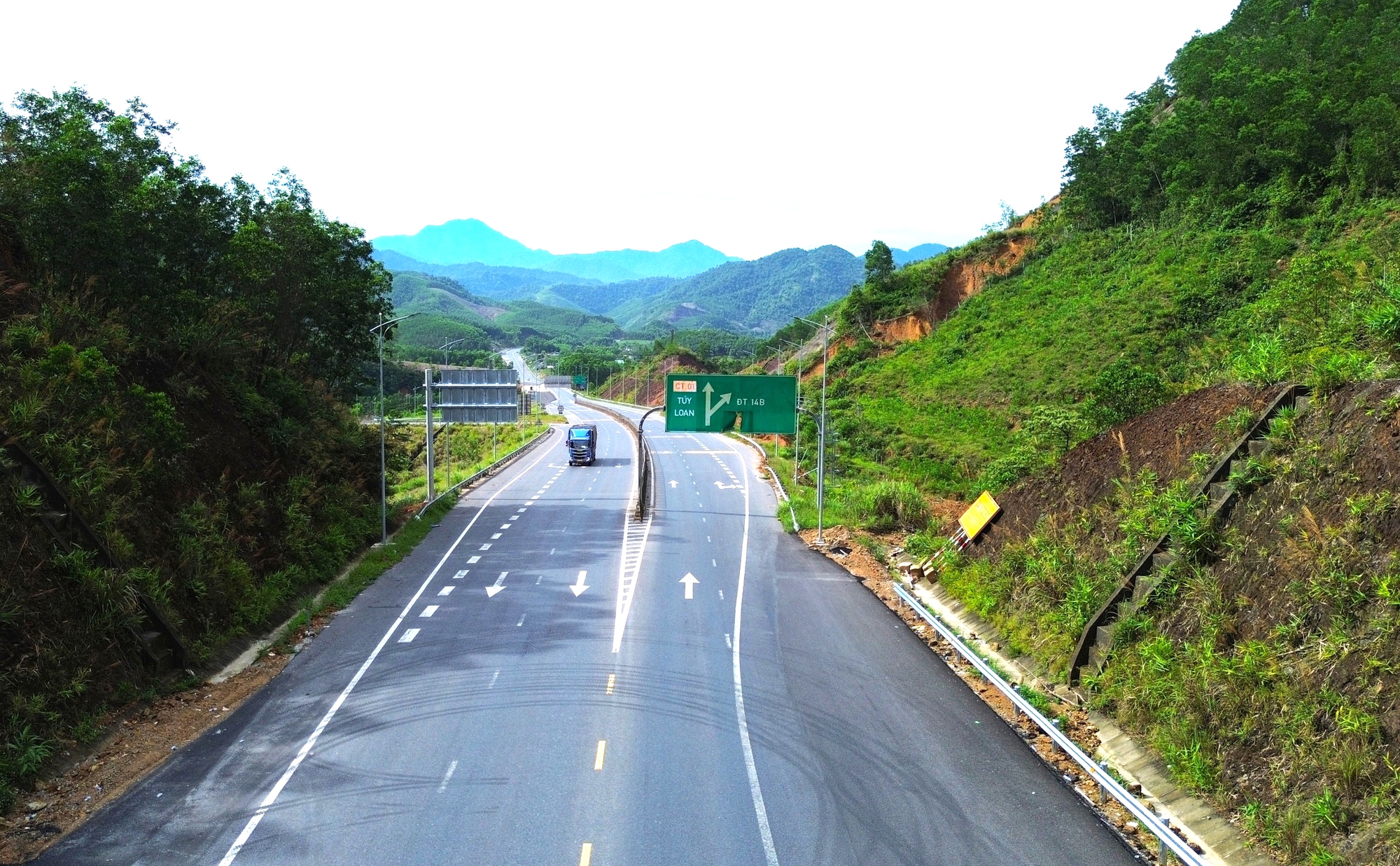 Diện mạo cao tốc La Sơn - Hòa Liên mở rộng lên bốn làn xe- Ảnh 10. Diện mạo cao tốc La Sơn - Hòa Liên mở rộng lên bốn làn xe- Ảnh 10.