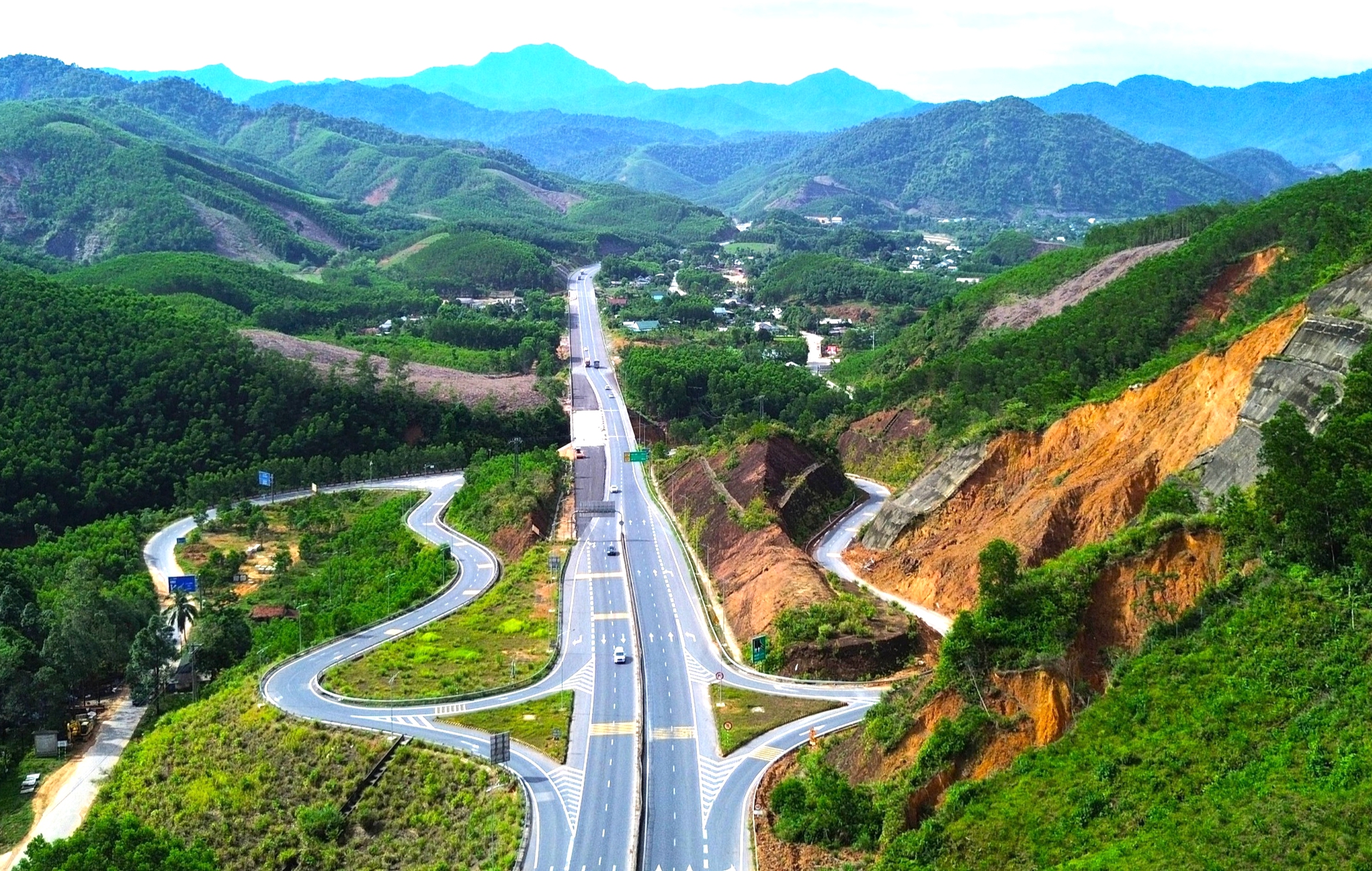 Diện mạo cao tốc La Sơn - Hòa Liên mở rộng lên bốn làn xe- Ảnh 4. Diện mạo cao tốc La Sơn - Hòa Liên mở rộng lên bốn làn xe- Ảnh 4.