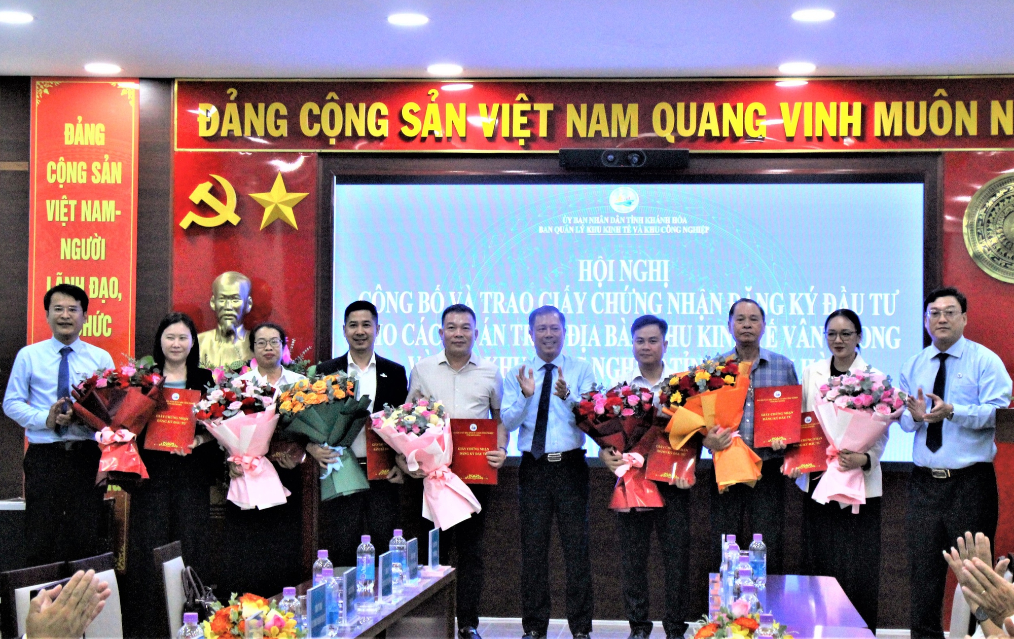 Trao chứng nhận đầu tư cho loạt dự án nghìn tỷ đồng tại Khu kinh tế Vân Phong- Ảnh 1. Trao chứng nhận đầu tư cho loạt dự án nghìn tỷ đồng tại Khu kinh tế Vân Phong- Ảnh 1.