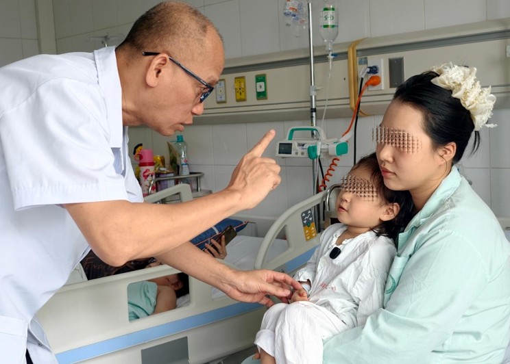 B&eacute; g&aacute;i 2,5 tuổi bị que xi&ecirc;n thịt đ&acirc;m s&acirc;u nguy cơ xuy&ecirc;n sọ n&atilde;o- Ảnh 2.