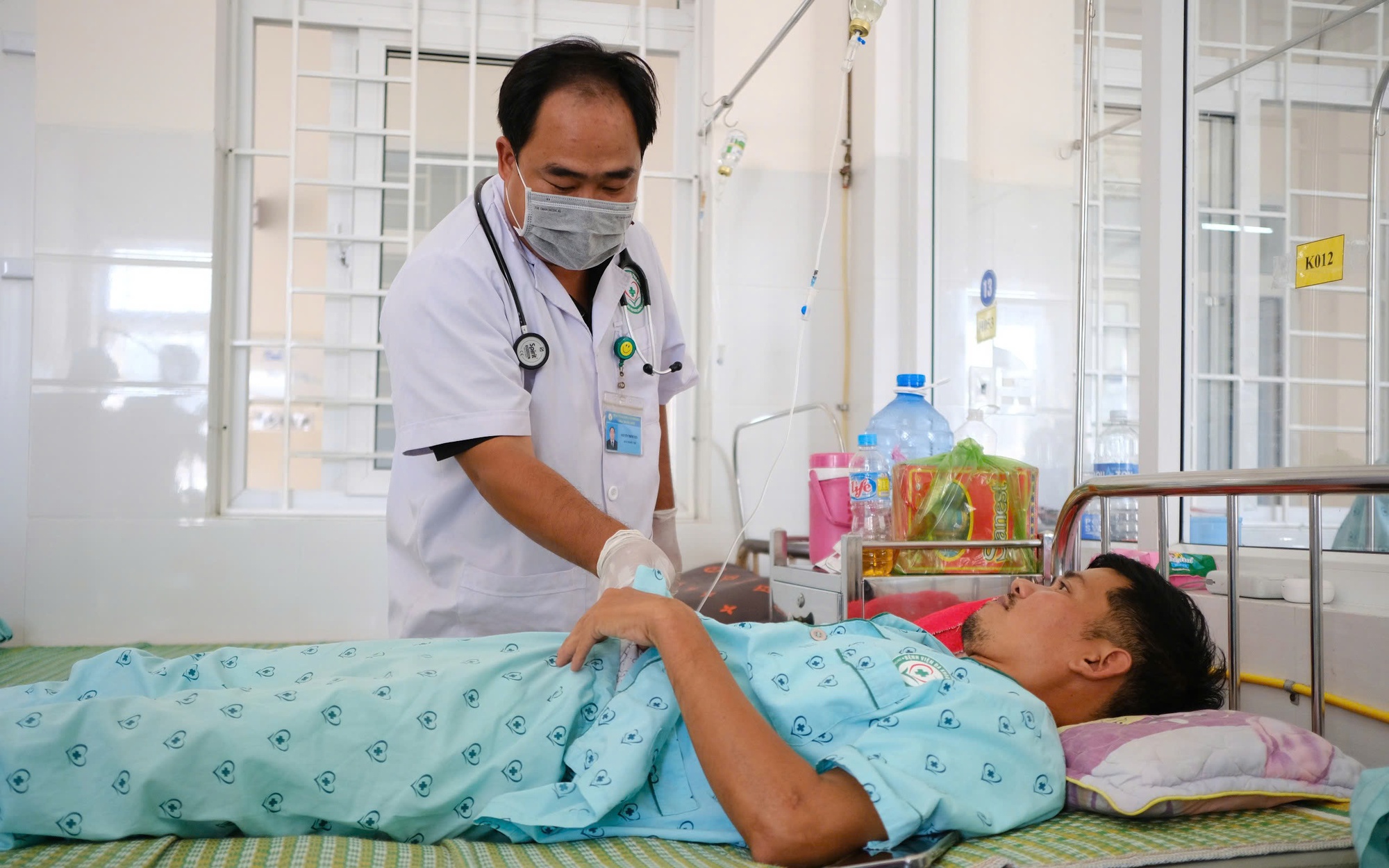 Vụ nghi ngộ độc b&aacute;nh m&igrave; ở Gia Lai: Số nạn nh&acirc;n nhập viện tăng l&ecirc;n 75 người
