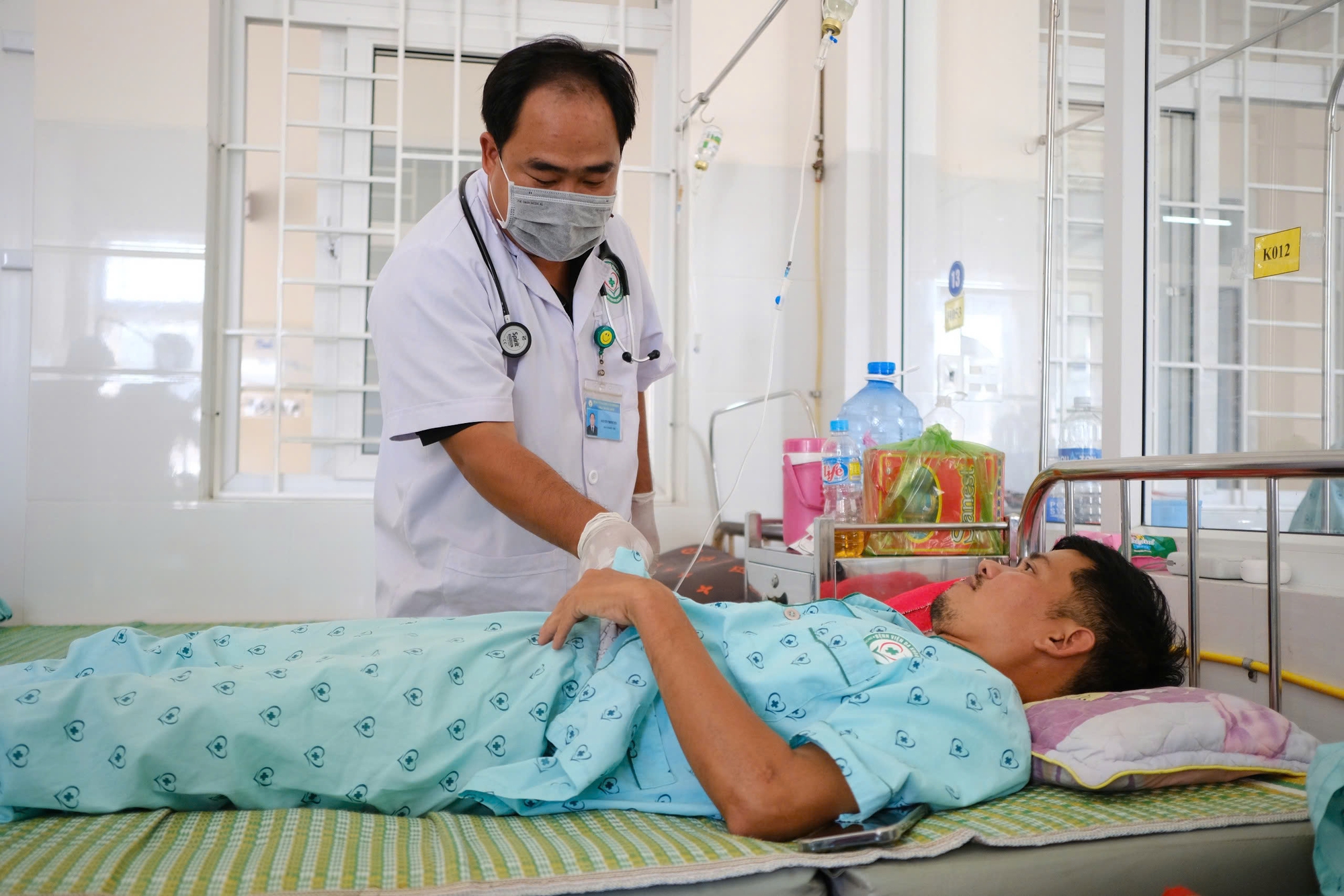 Vụ nghi ngộ độc b&aacute;nh m&igrave; ở Gia Lai: Số nạn nh&acirc;n nhập viện tăng l&ecirc;n 75 người- Ảnh 2.