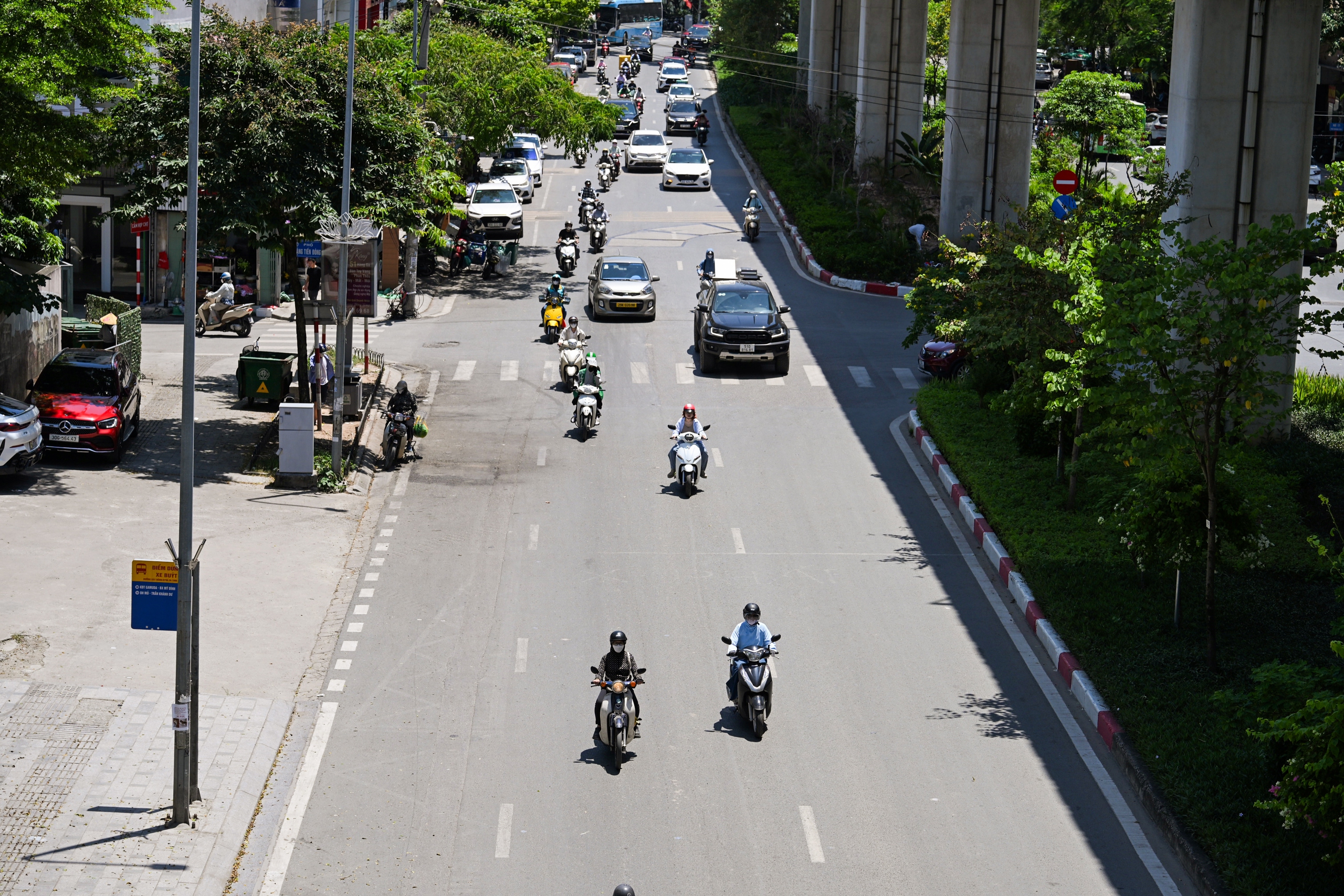 Người lao động oằn m&igrave;nh mưu sinh giữa nắng n&oacute;ng đỉnh điểm ở H&agrave; Nội- Ảnh 16.
