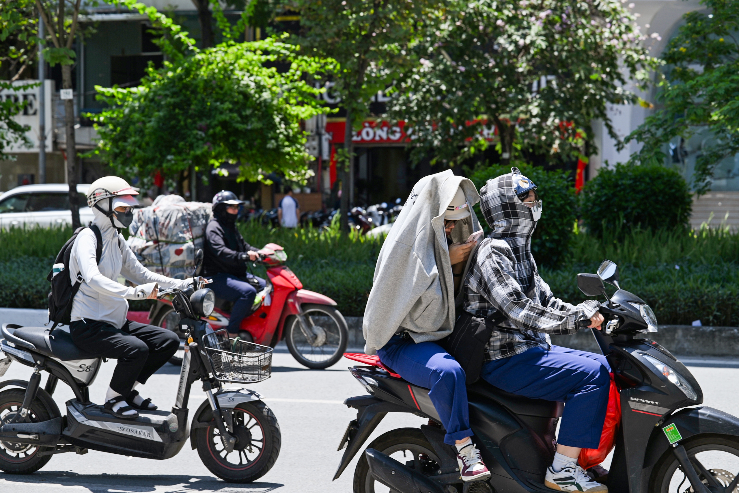 Người lao động oằn m&igrave;nh mưu sinh giữa nắng n&oacute;ng đỉnh điểm ở H&agrave; Nội- Ảnh 17.
