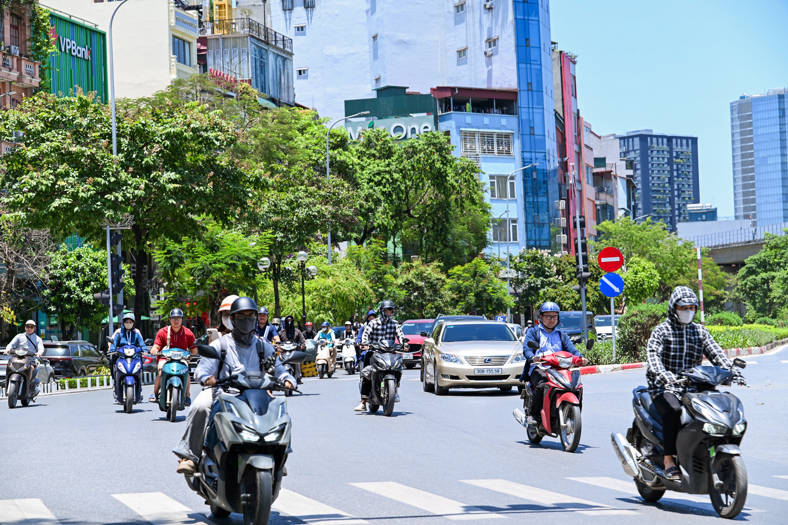 Người lao động oằn m&igrave;nh mưu sinh giữa nắng n&oacute;ng đỉnh điểm ở H&agrave; Nội- Ảnh 15.