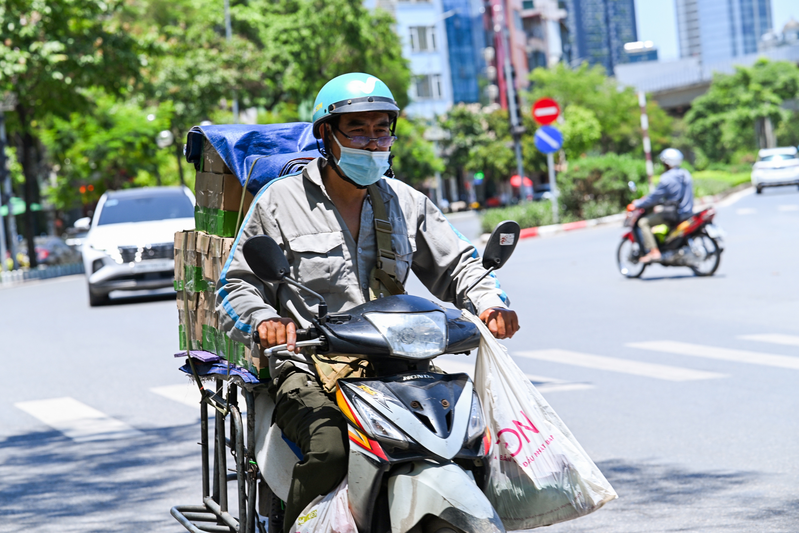Người lao động oằn m&igrave;nh mưu sinh giữa nắng n&oacute;ng đỉnh điểm ở H&agrave; Nội- Ảnh 6.