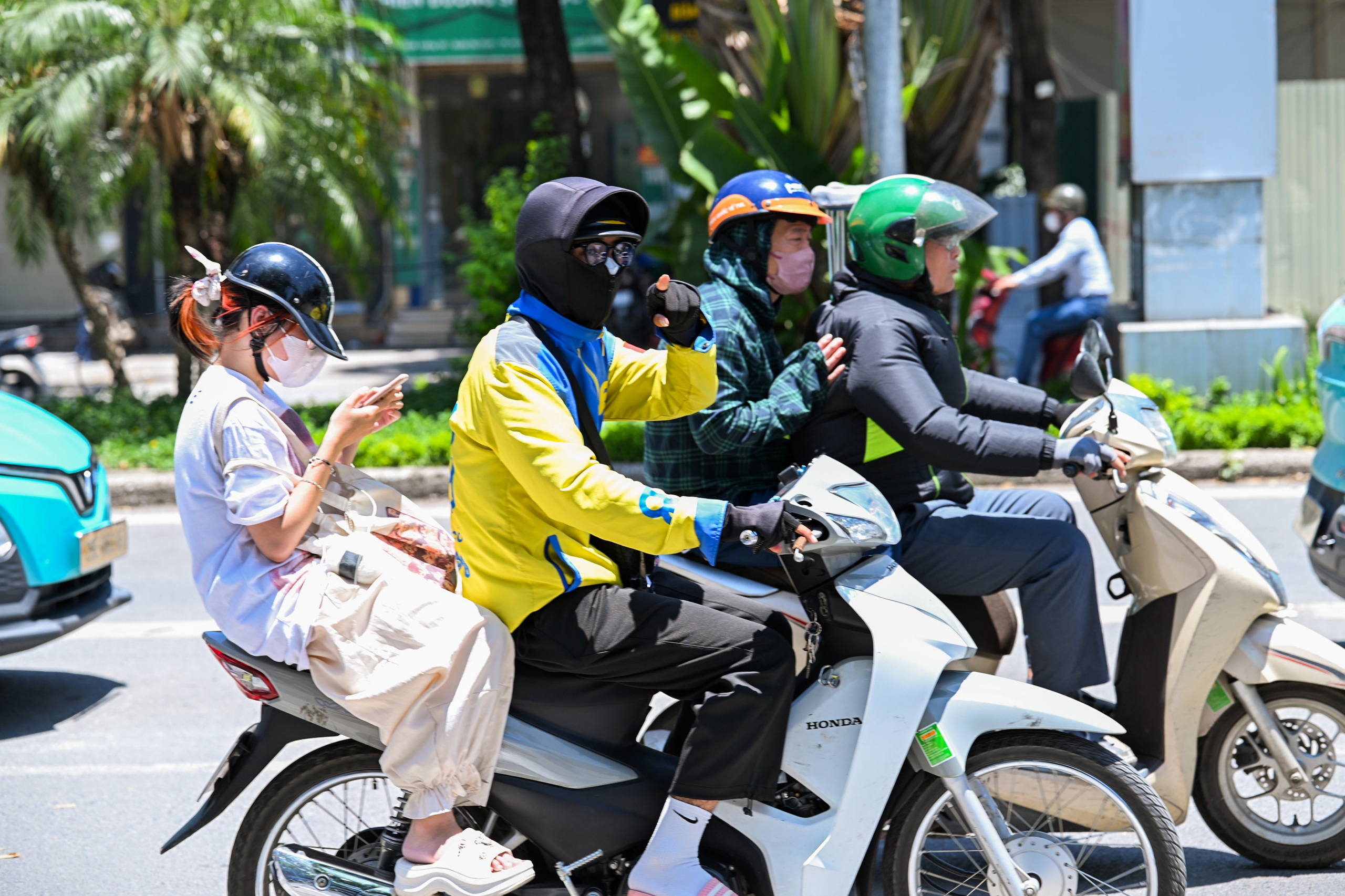 Người lao động oằn m&igrave;nh mưu sinh giữa nắng n&oacute;ng đỉnh điểm ở H&agrave; Nội- Ảnh 7.