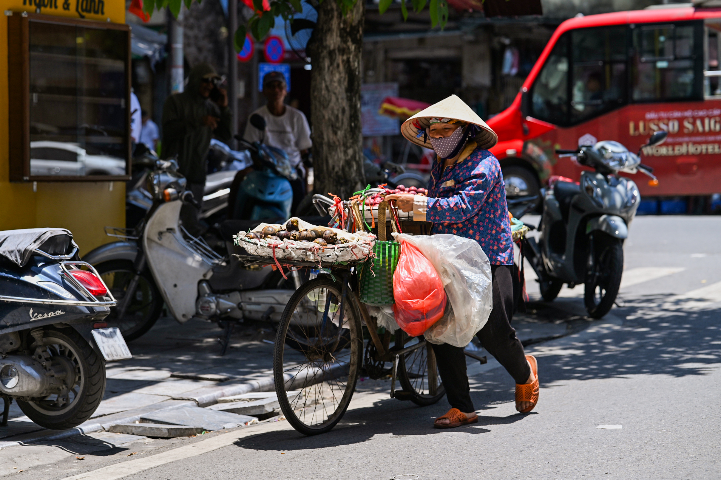 Người lao động oằn m&igrave;nh mưu sinh giữa nắng n&oacute;ng đỉnh điểm ở H&agrave; Nội- Ảnh 21.